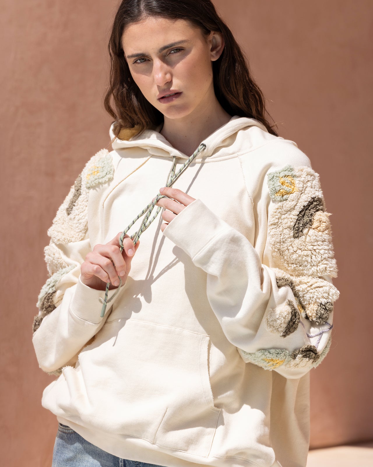 Hoodie Snapdragon - Ivoire : Maxi sweatshirt brodé façon tapisserie Mes Demoiselles - Image 4