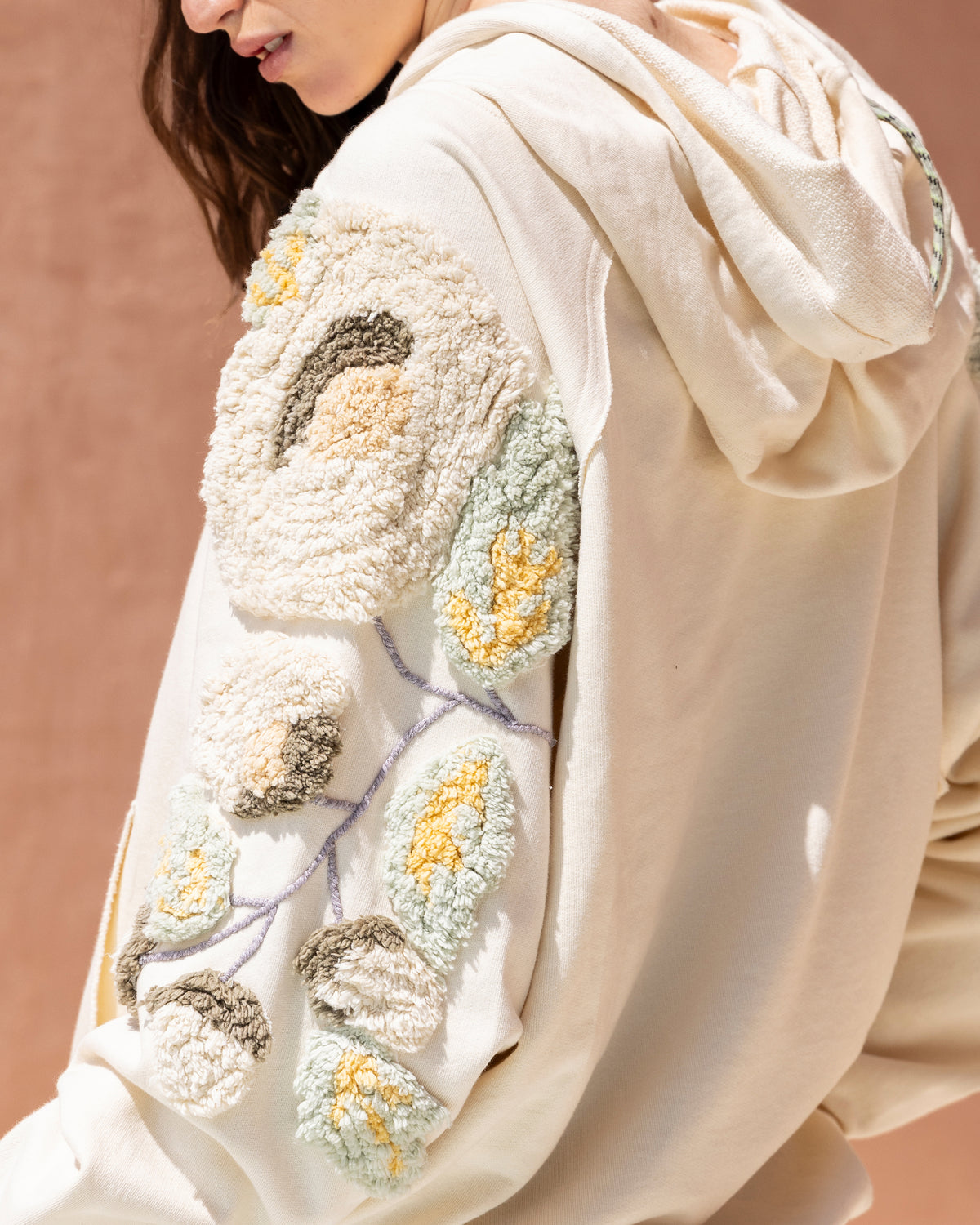 Hoodie Snapdragon - Ivoire : Maxi sweatshirt brodé façon tapisserie Mes Demoiselles