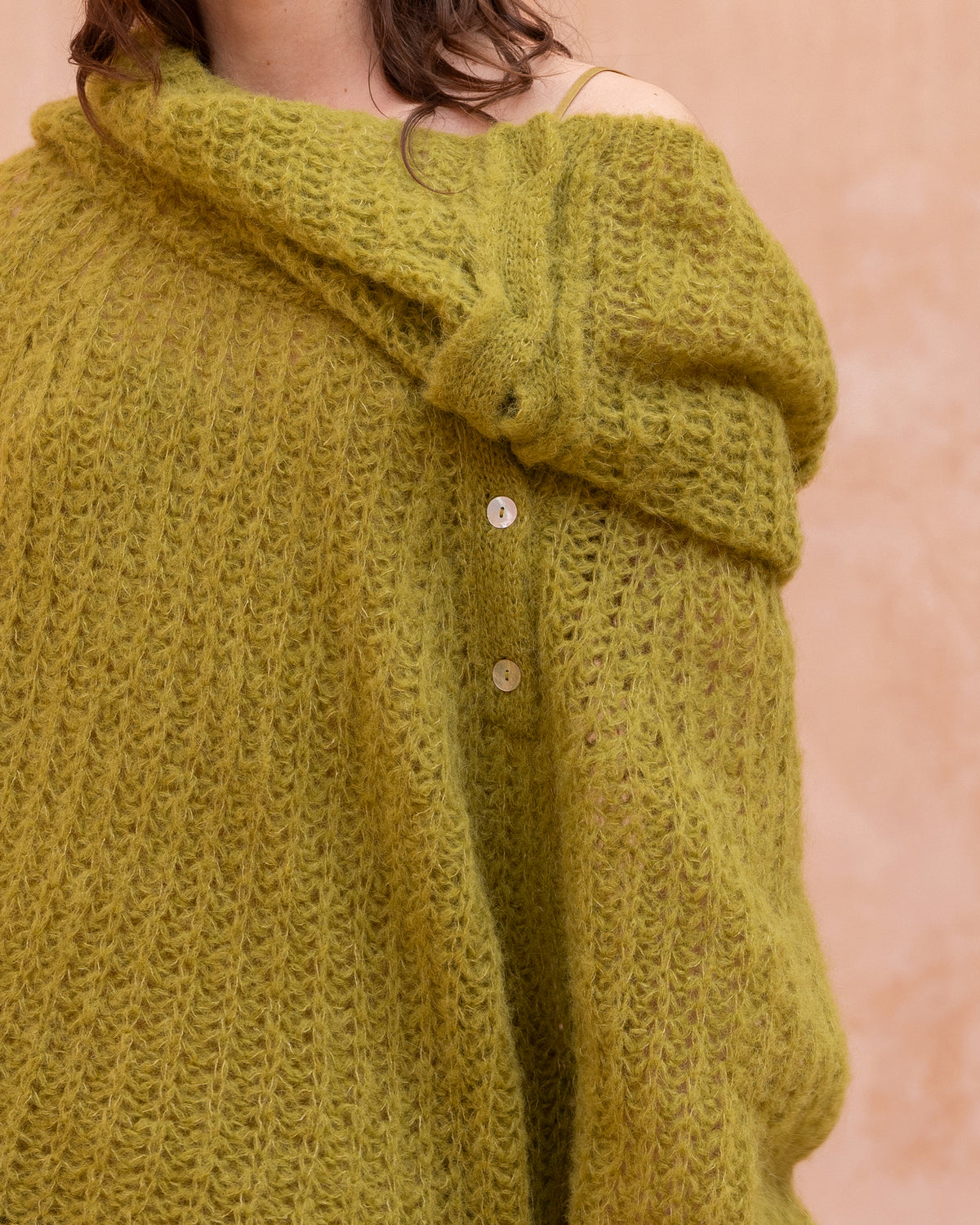 Pull Anabe - Kaki Olive : Pull oversize en alpaga brossé kaki olive Mes Demoiselles - Image 4