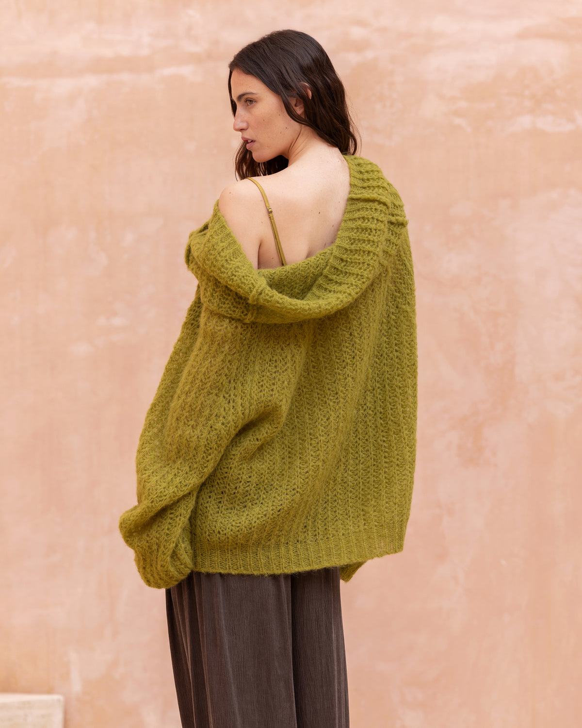 Pull Anabe - Kaki Olive : Pull oversize en alpaga brossé kaki olive Mes Demoiselles - Image 6
