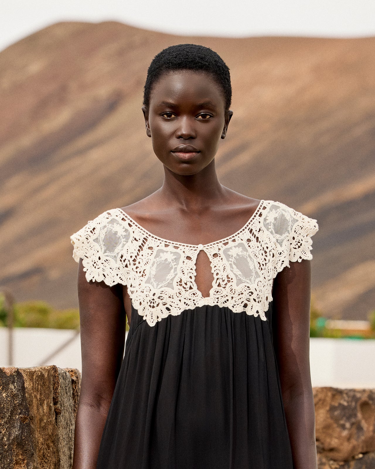 Robe Baron - Noir : Robe longue en georgette de viscose et guipure – Noir et écru Mes Demoiselles - Image 5