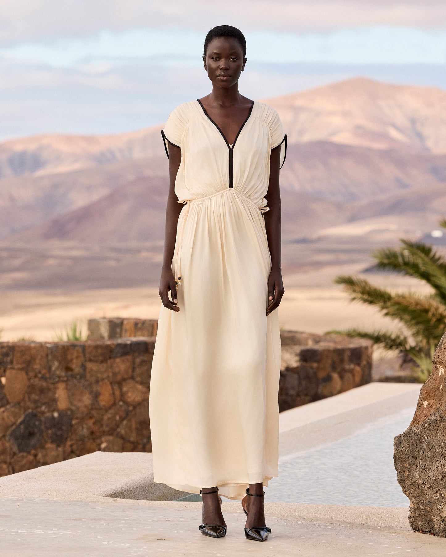 Robe longue en viscose satinée – Écru et détails noirs - Robes Mes Demoiselles