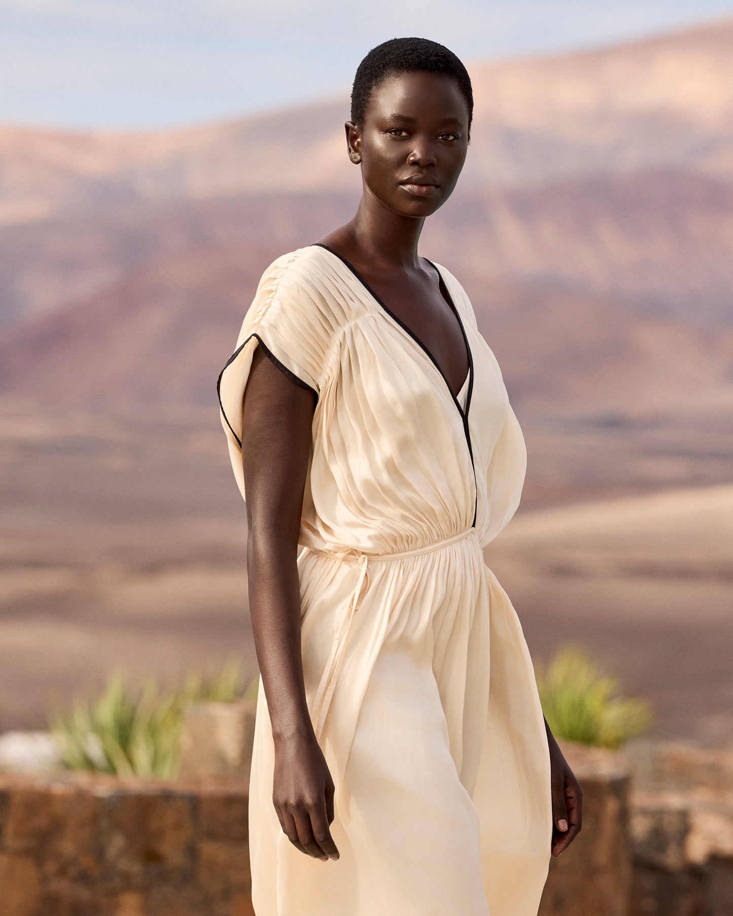Robe longue en viscose satinée – Écru et détails noirs - Robes Mes Demoiselles