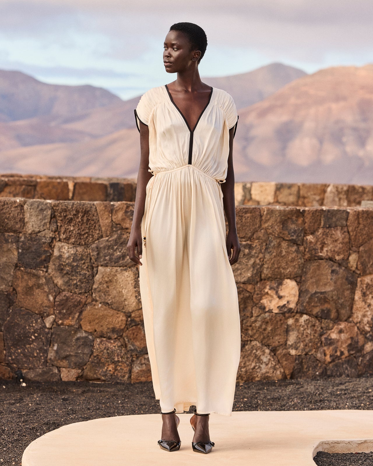 Robe Blava - Écru : Robe longue en viscose satinée – Écru et détails noirs Mes Demoiselles - Image 7