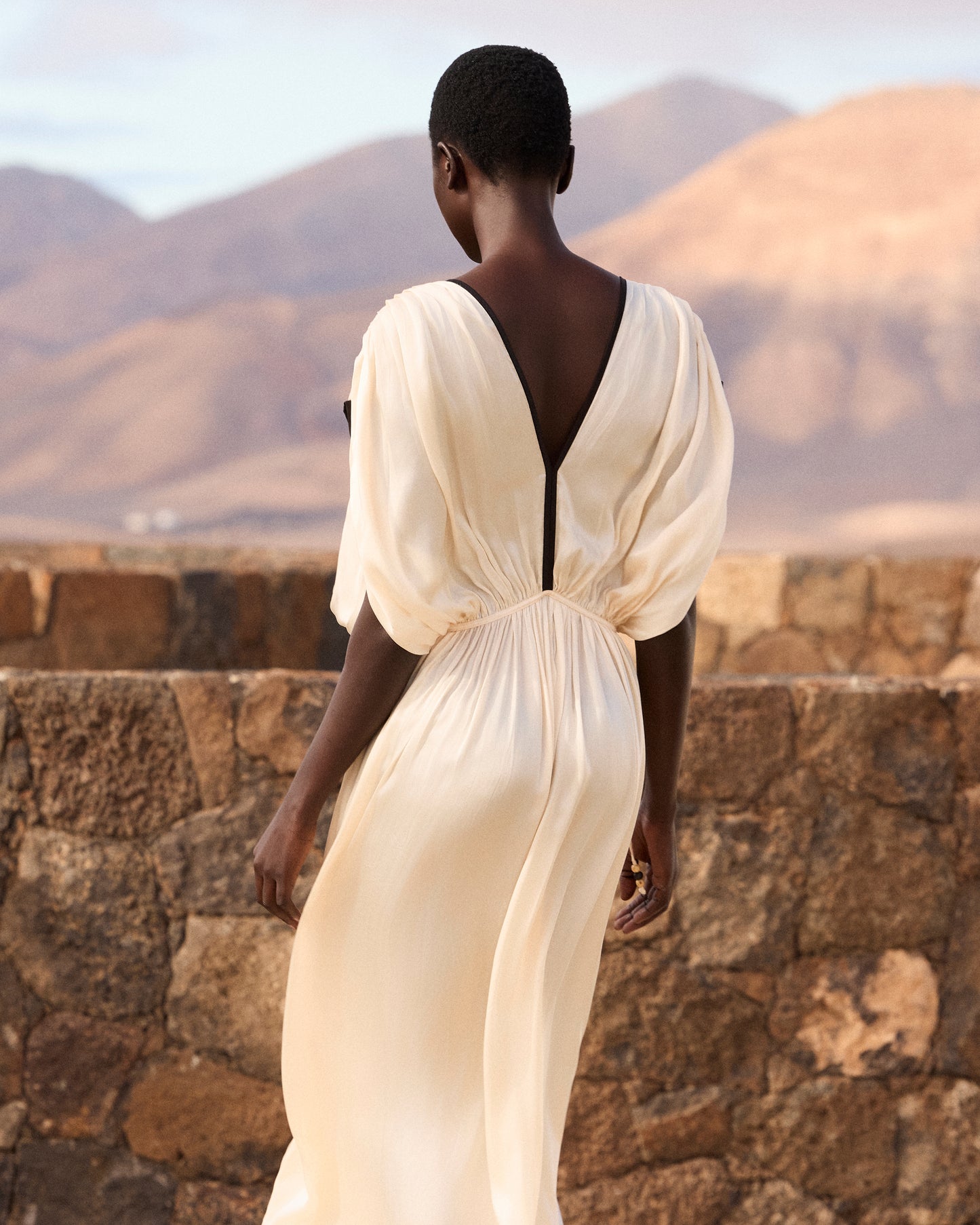 Robe Blava - Écru : Robe longue en viscose satinée – Écru et détails noirs Mes Demoiselles