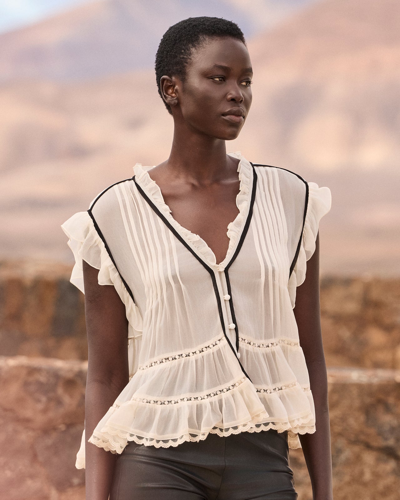 Top Bolly - Écru : Top volanté en georgette de viscose – Écru et détail noir Mes Demoiselles - Image 3