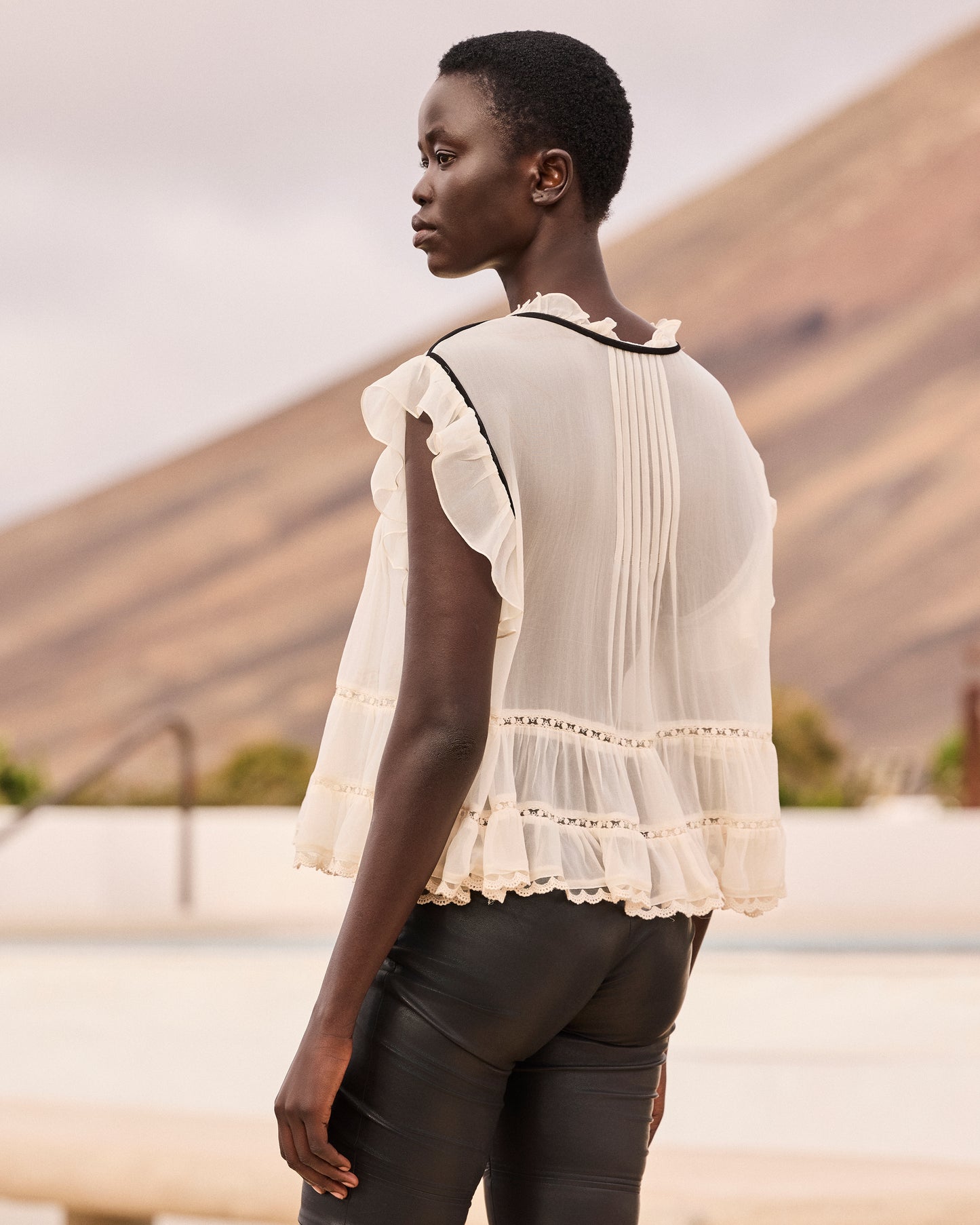 Top Bolly - Écru : Top volanté en georgette de viscose – Écru et détail noir Mes Demoiselles