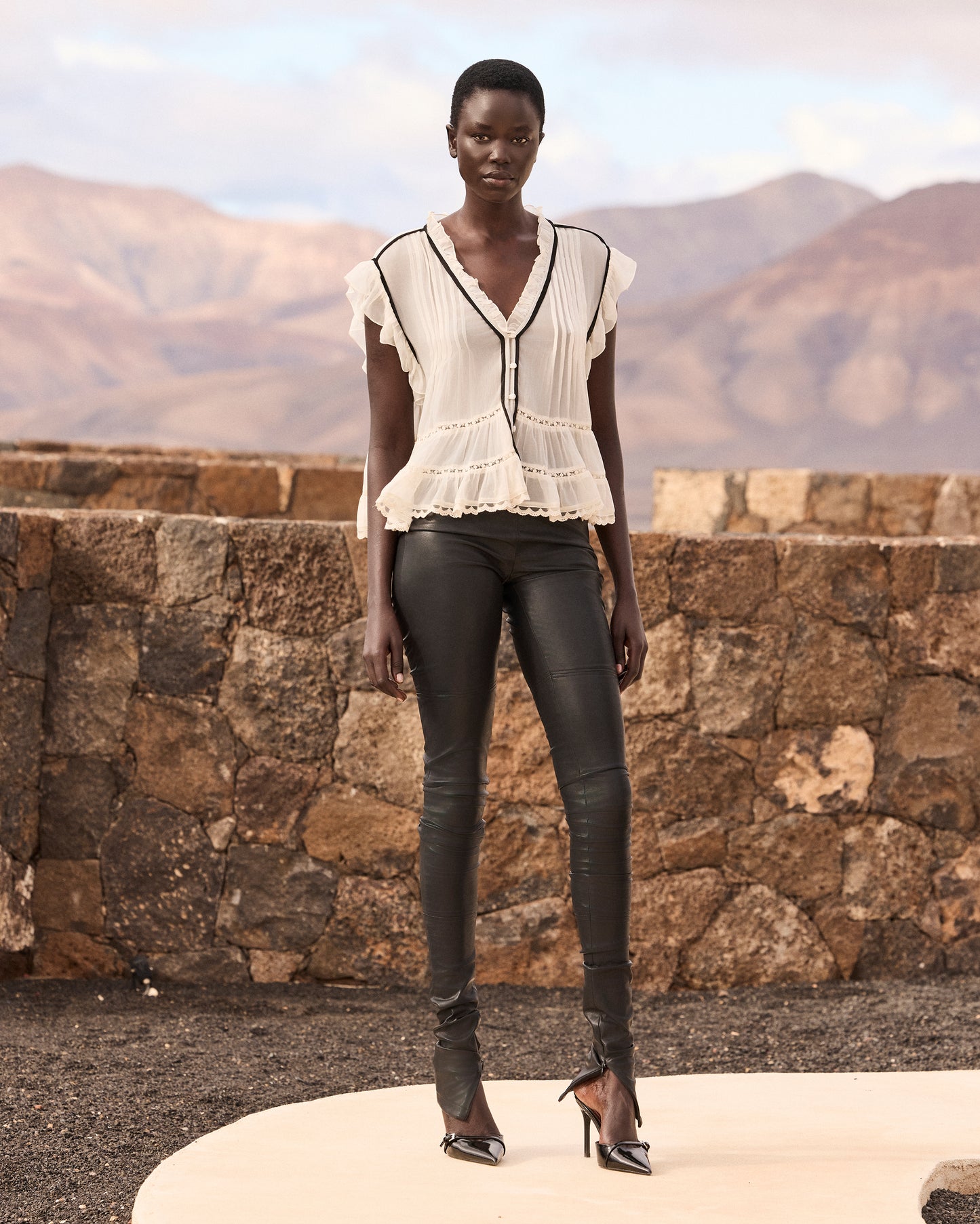 Top volanté en georgette de viscose – Écru et détail noir - Chemises & tops Mes Demoiselles