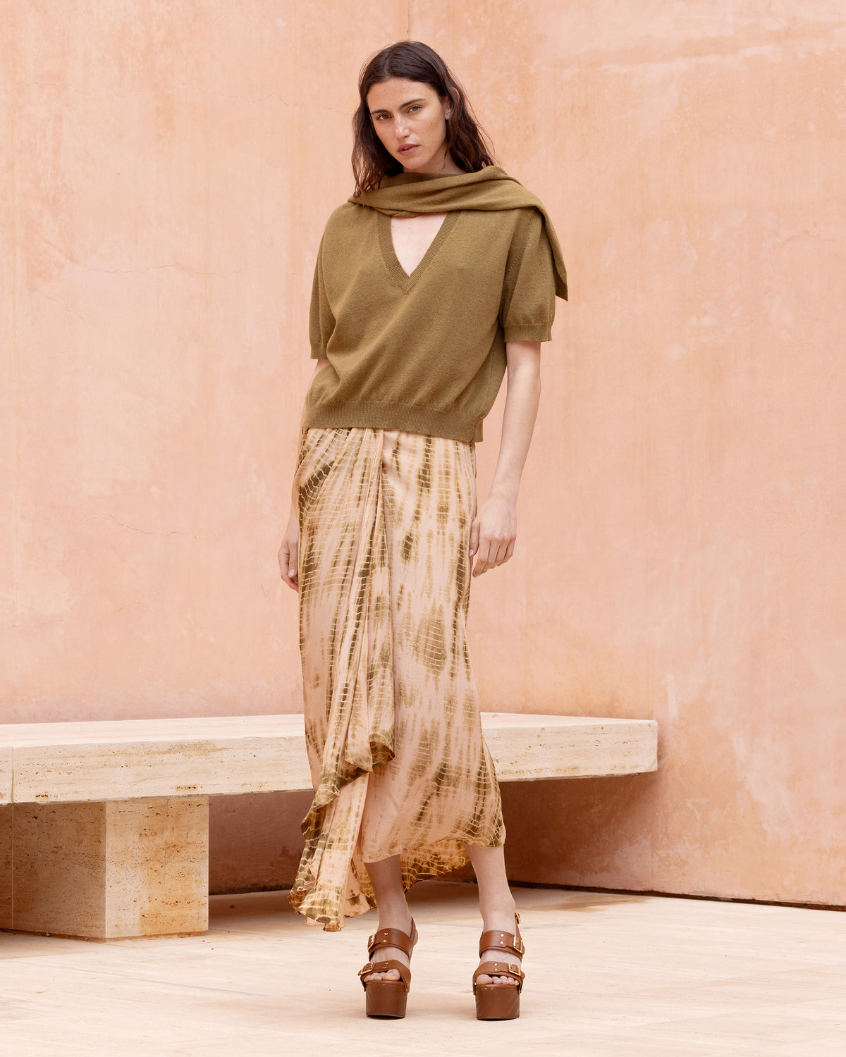 Pull Camel - Marron Olive : Pull court en cachemire et mérinos avec écharpe intégrée Mes Demoiselles - Image 4