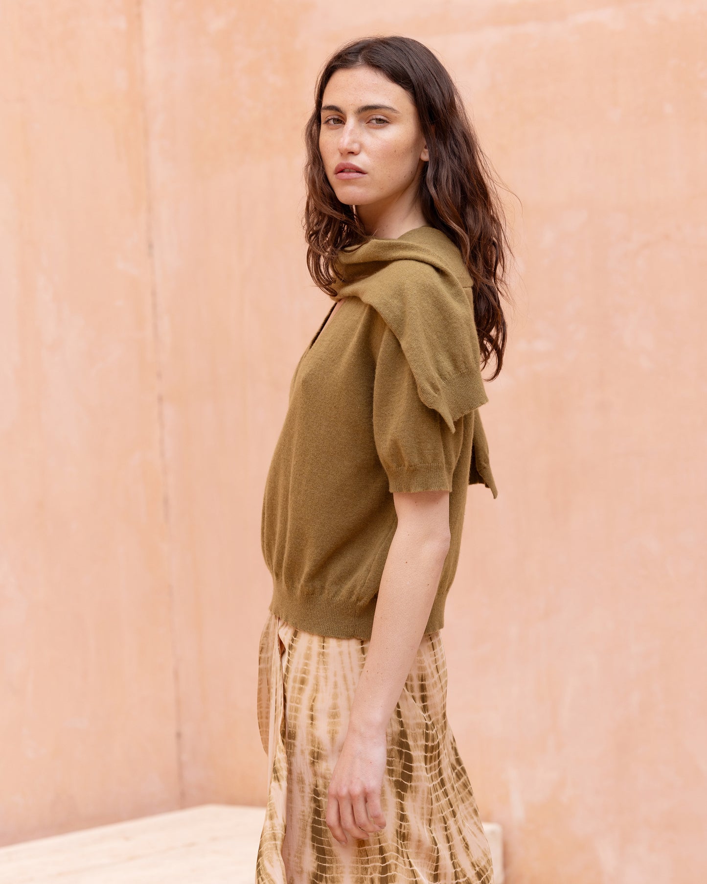 Pull Camel - Marron Olive : Pull court en cachemire et mérinos avec écharpe intégrée Mes Demoiselles