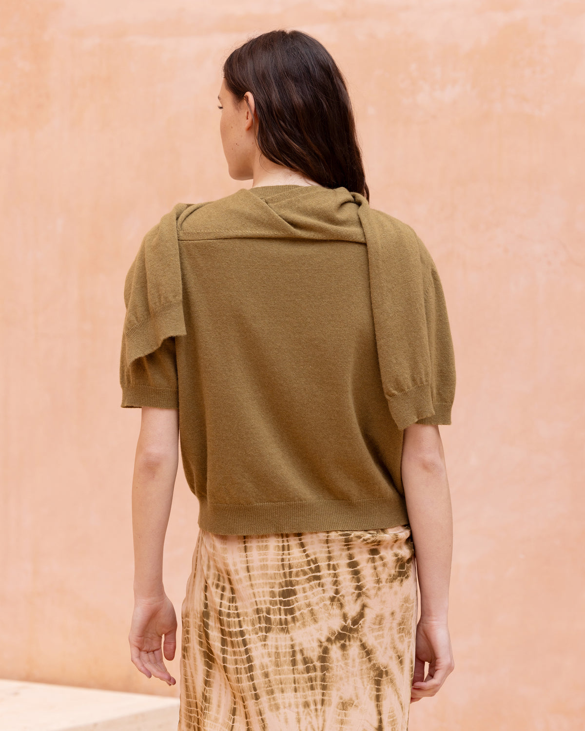 Pull Camel - Marron Olive : Pull court en cachemire et mérinos avec écharpe intégrée Mes Demoiselles - Image 6