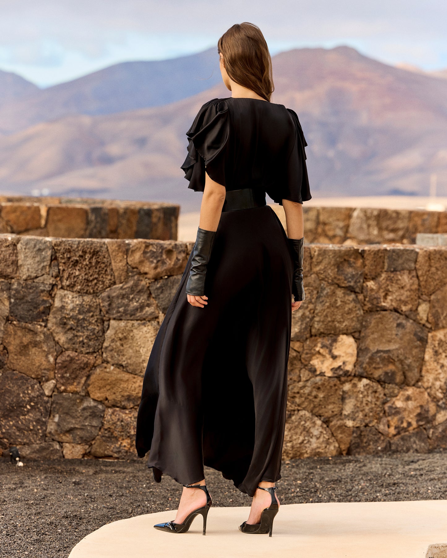 Robe Cascais - Noir : Robe longue fluide en satin – Noire Mes Demoiselles
