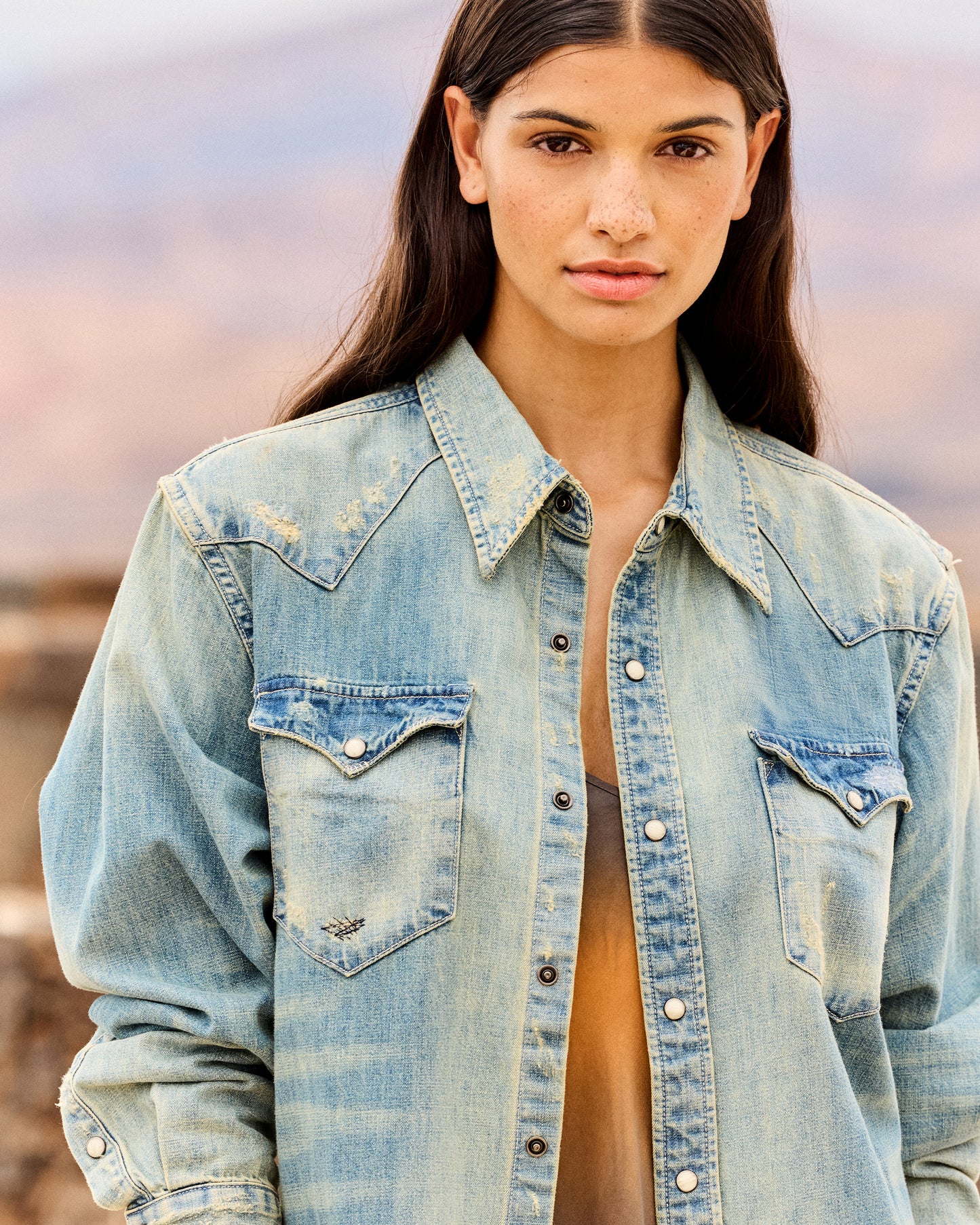 Chemise en denim usé – Détail pins colorés - Chemises & tops Mes Demoiselles