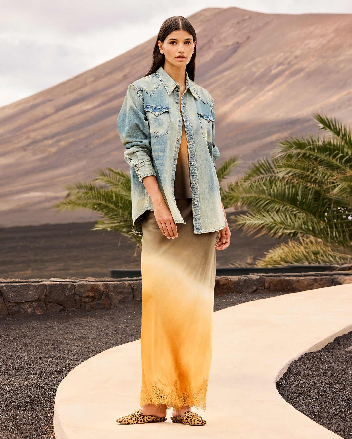 Chemise en denim usé – Détail pins colorés - Chemises & tops Mes Demoiselles