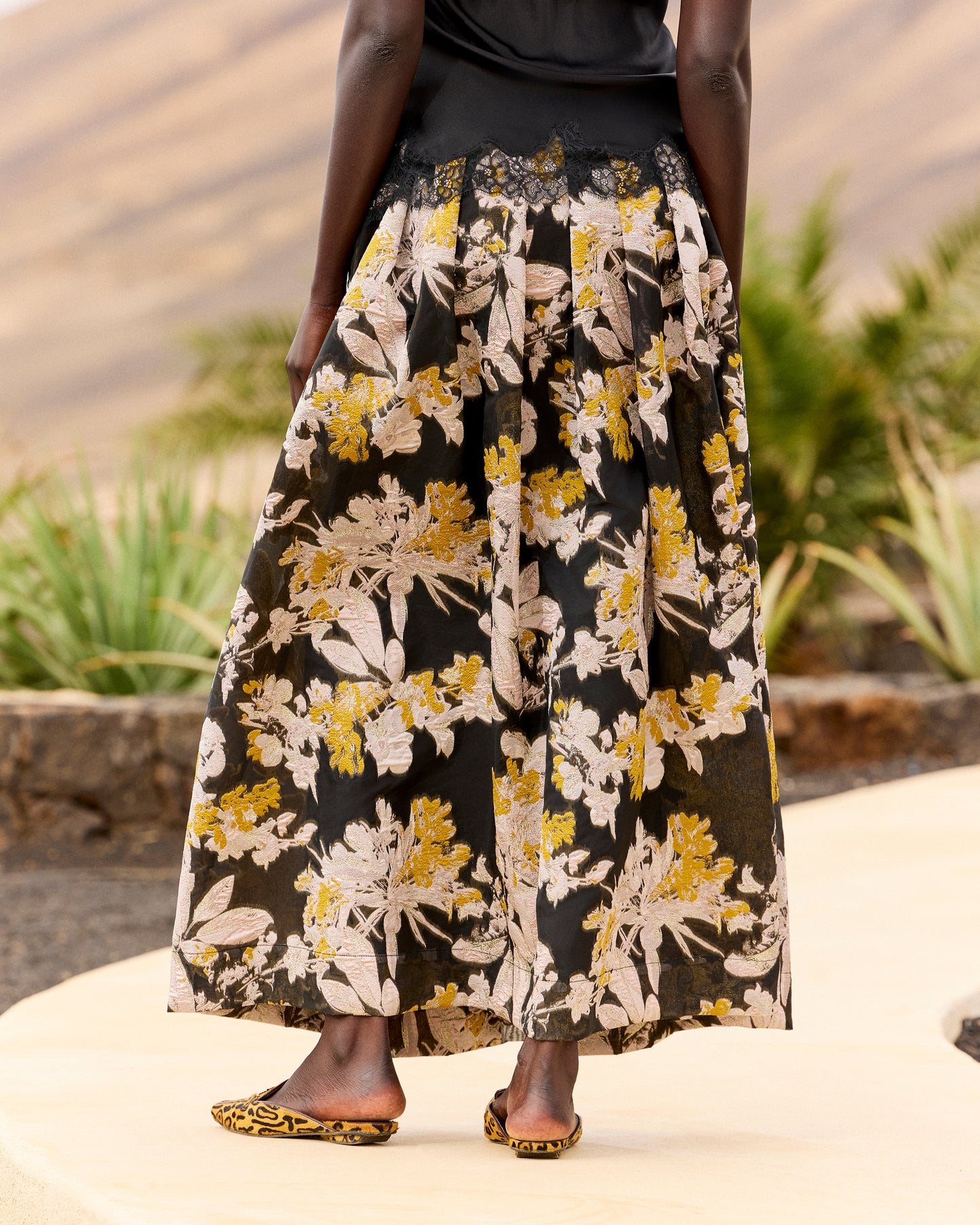 Jupe longue jacquard à plis creux – Noir, ivoire et ocre - Jupes & shorts Mes Demoiselles