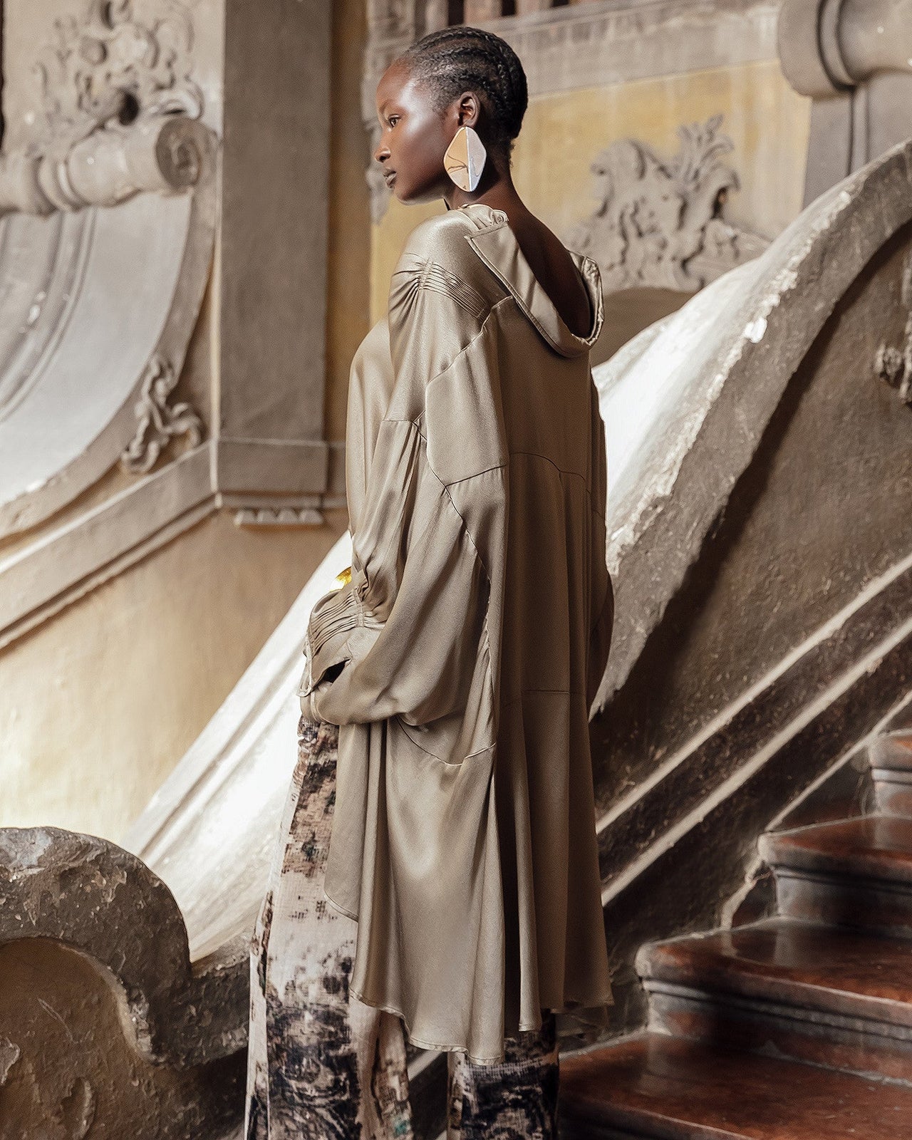Chemise Suram - Kaki : Chemise oversize en satin viscose kaki Mes Demoiselles - Image 4