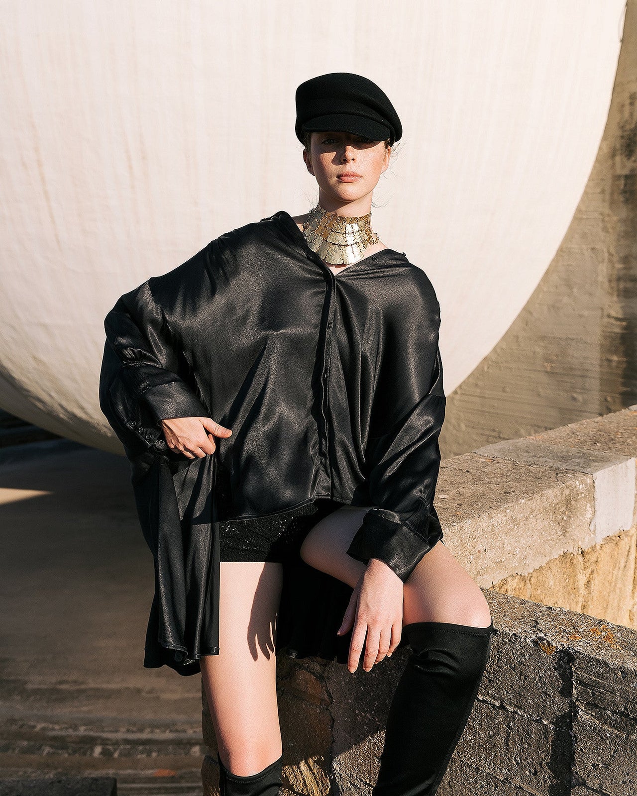Chemise Suram - Noir : Chemise oversize en satin viscose noire Mes Demoiselles - Image 4