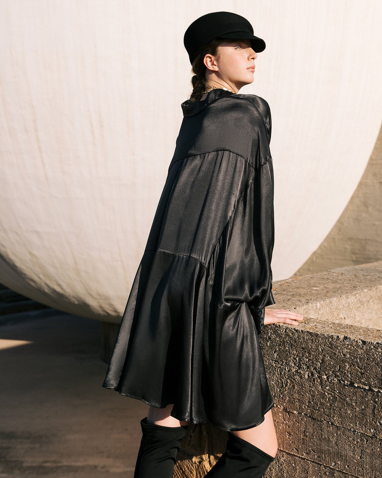 Chemise Suram - Noir : Chemise oversize en satin viscose noire Mes Demoiselles - Image 5