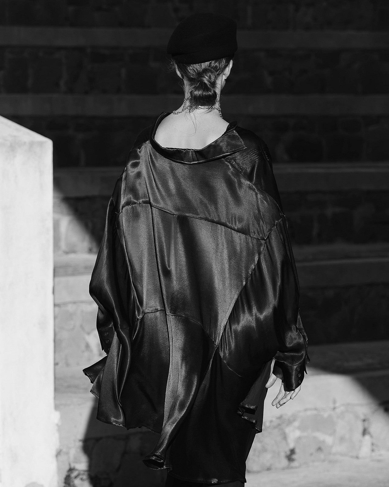 Chemise Suram - Noir : Chemise oversize en satin viscose noire Mes Demoiselles - Image 6
