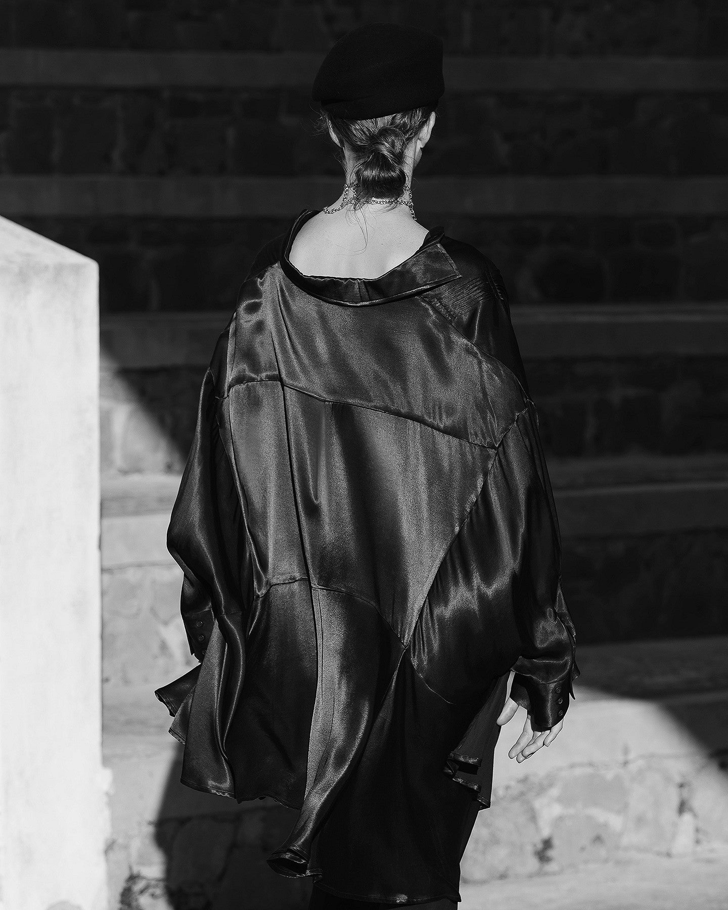 Chemise Suram - Noir : Chemise oversize en satin viscose noire Mes Demoiselles