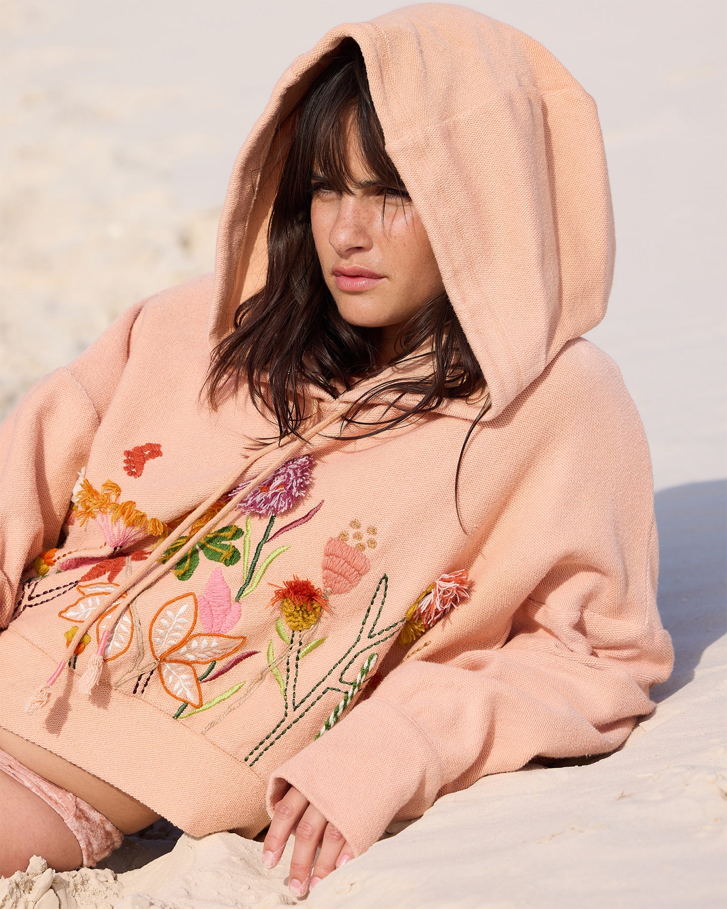 Hoodie Calpe - Rose : Sweat shirt rose poudré avec broderies florales Mes Demoiselles