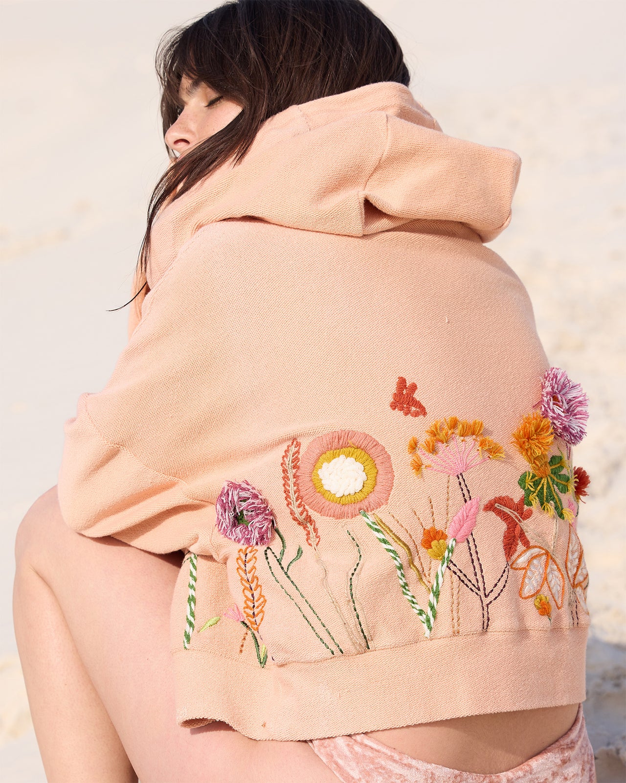 Hoodie Calpe - Rose : Sweat shirt rose poudré avec broderies florales Mes Demoiselles - Image 5