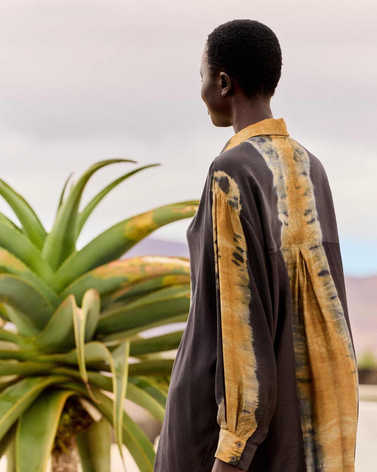 Chemise ample en silky modal tie & dye – Bleu et ocre - Chemises & tops Mes Demoiselles - Image 4