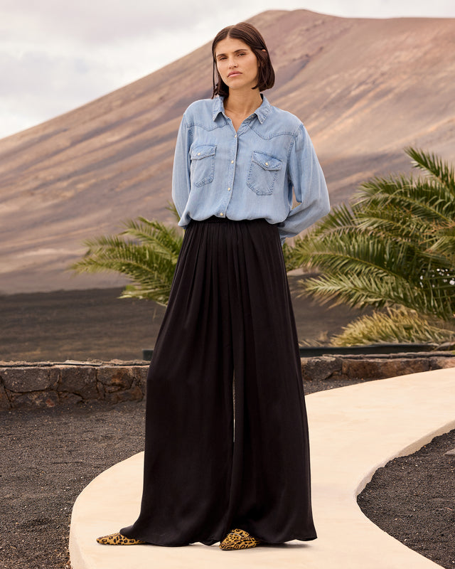Pantalon large en viscose satinée – Noir - Pantalons & combinaisons Mes Demoiselles - Image 1