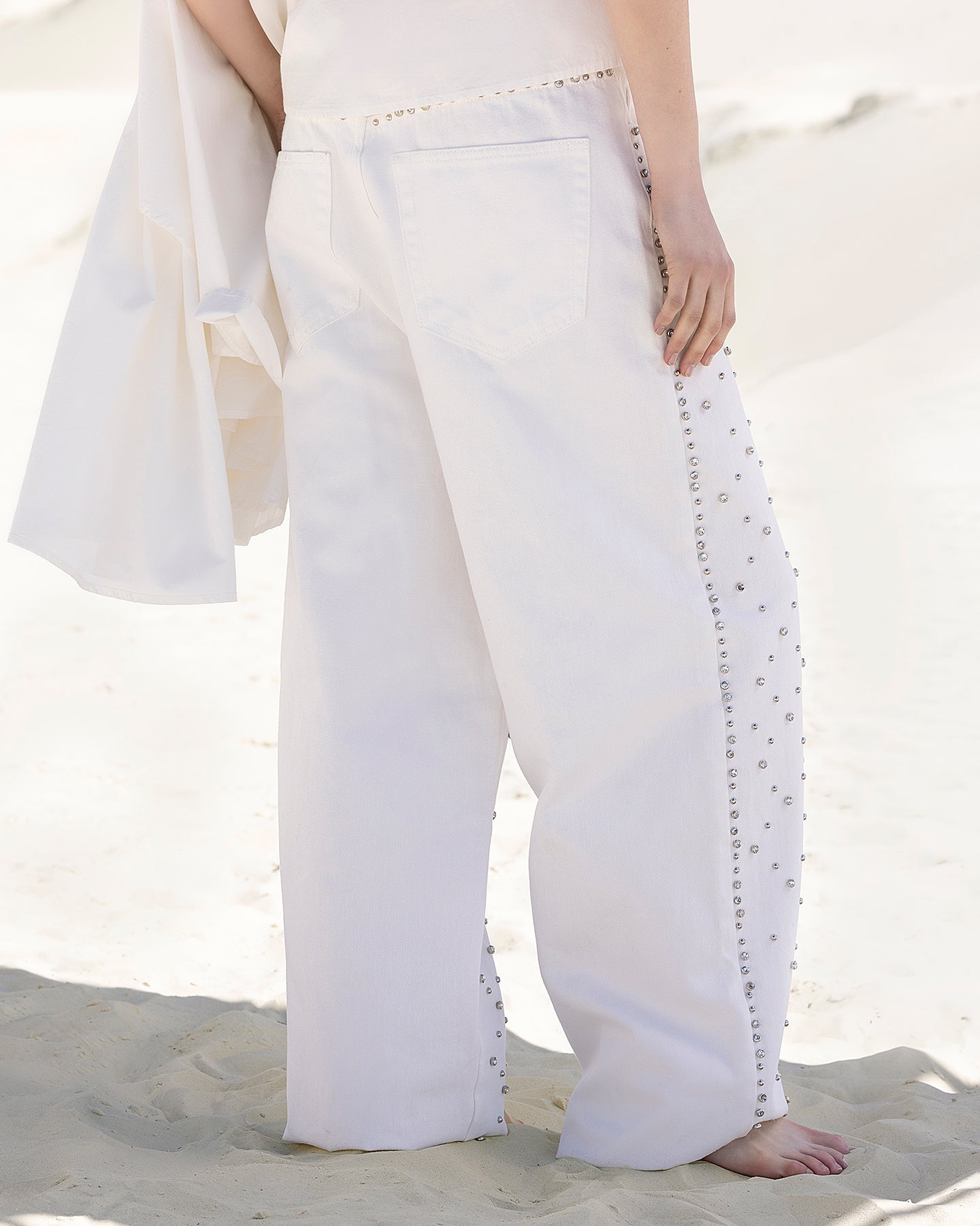Jeans Manny - Blanc : Jean oversize blanc avec détails argentés Mes Demoiselles