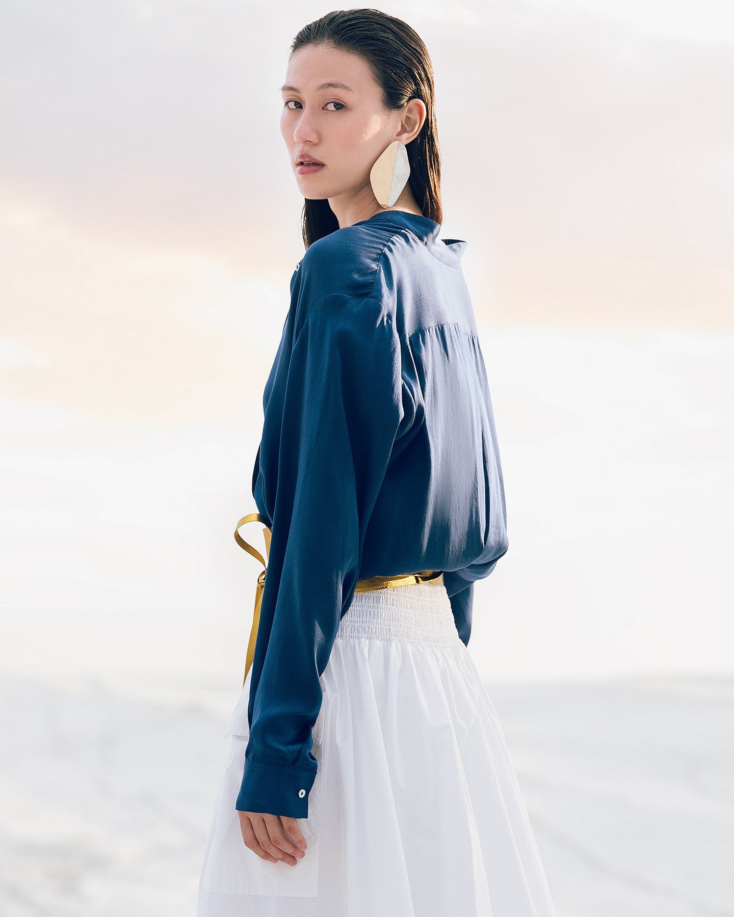 Chemise en satin de soie bleue nuit aux lignes épurées - Chemises & tops Mes Demoiselles