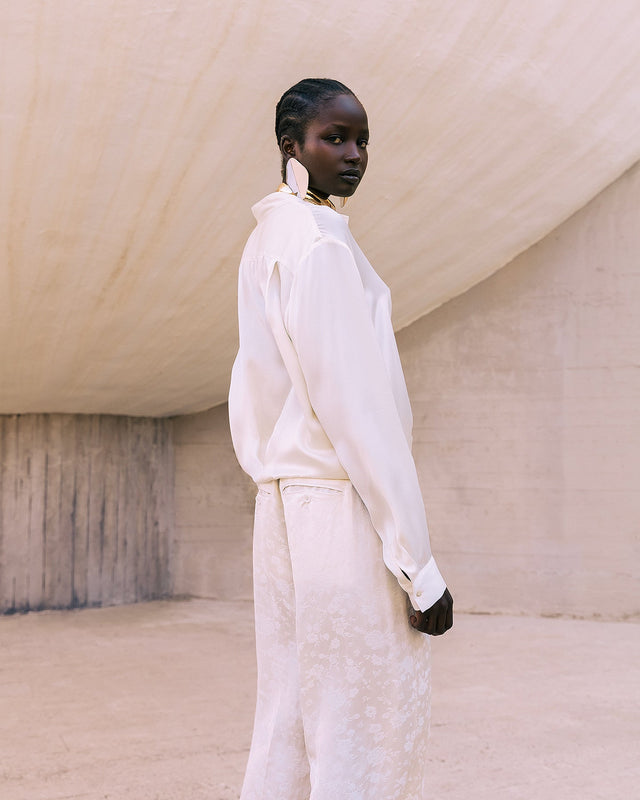 Chemise en satin de soie ivoire aux lignes épurées - Chemises & tops Mes Demoiselles - Image 2
