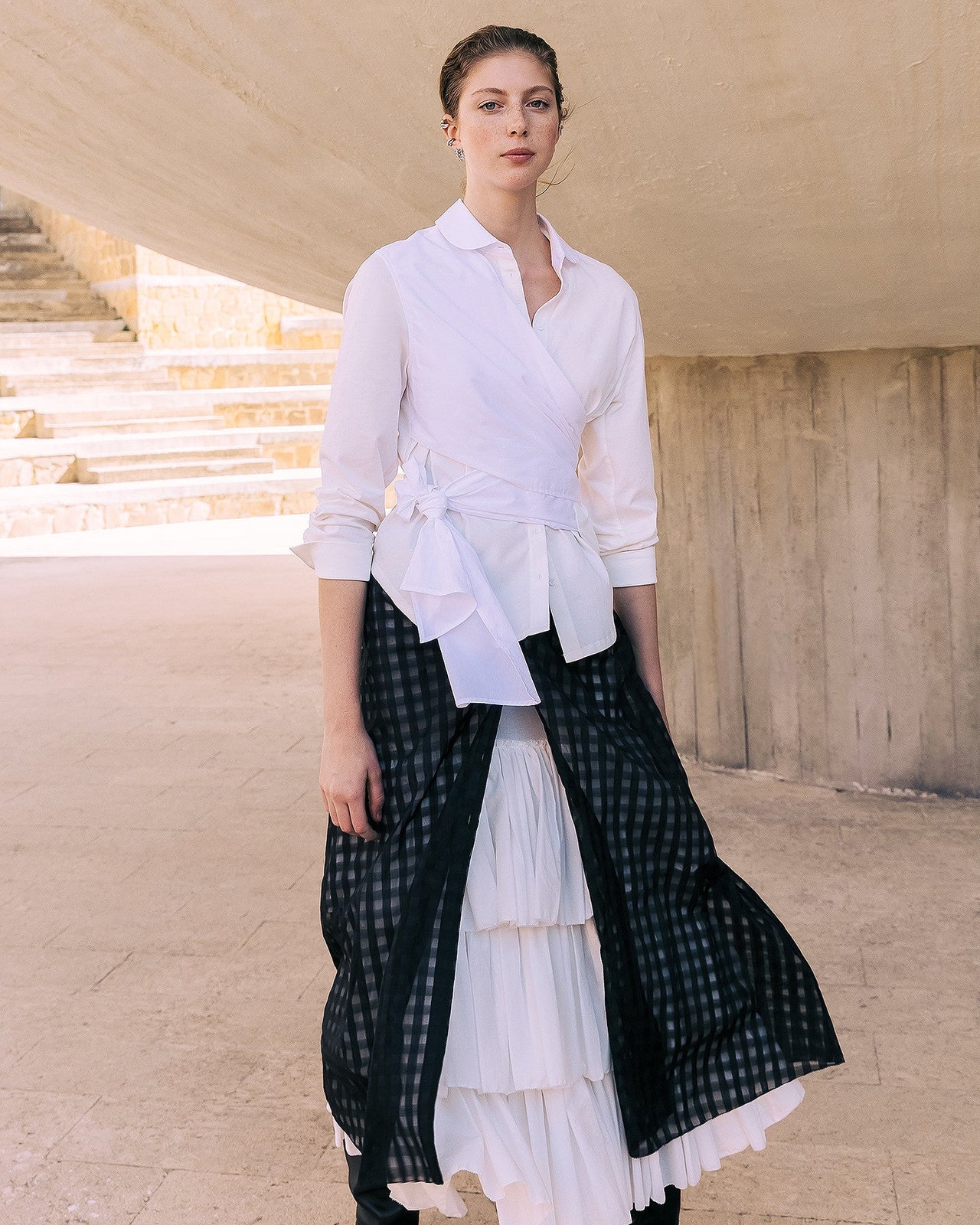 Dualité des cotons pour cette chemise croisée blanche - Chemises & tops Mes Demoiselles - Image 1