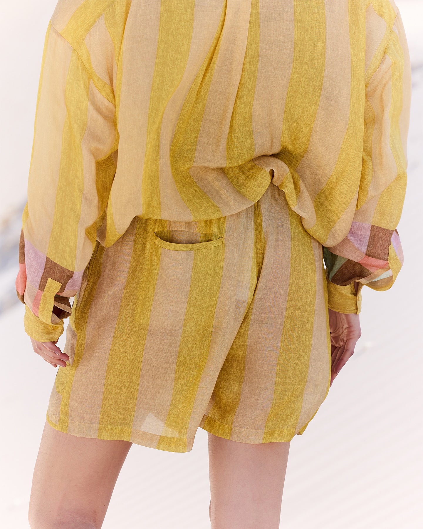 Bermuda court en gaze de modal rayé jaune et détails colorés - Jupes & shorts Mes Demoiselles