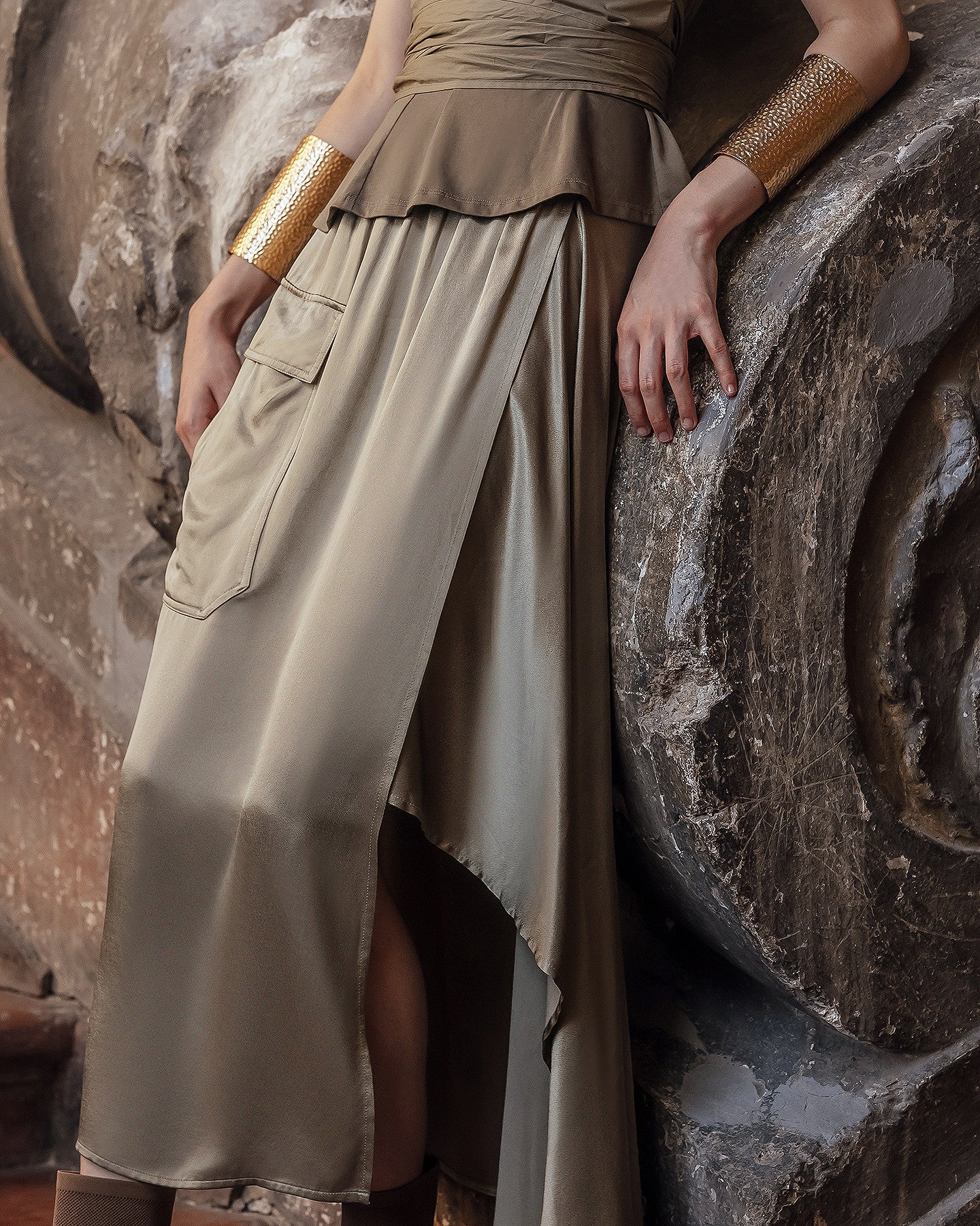 Jupe Soline - Kaki : Jupe droite en satin de viscose kaki Mes Demoiselles