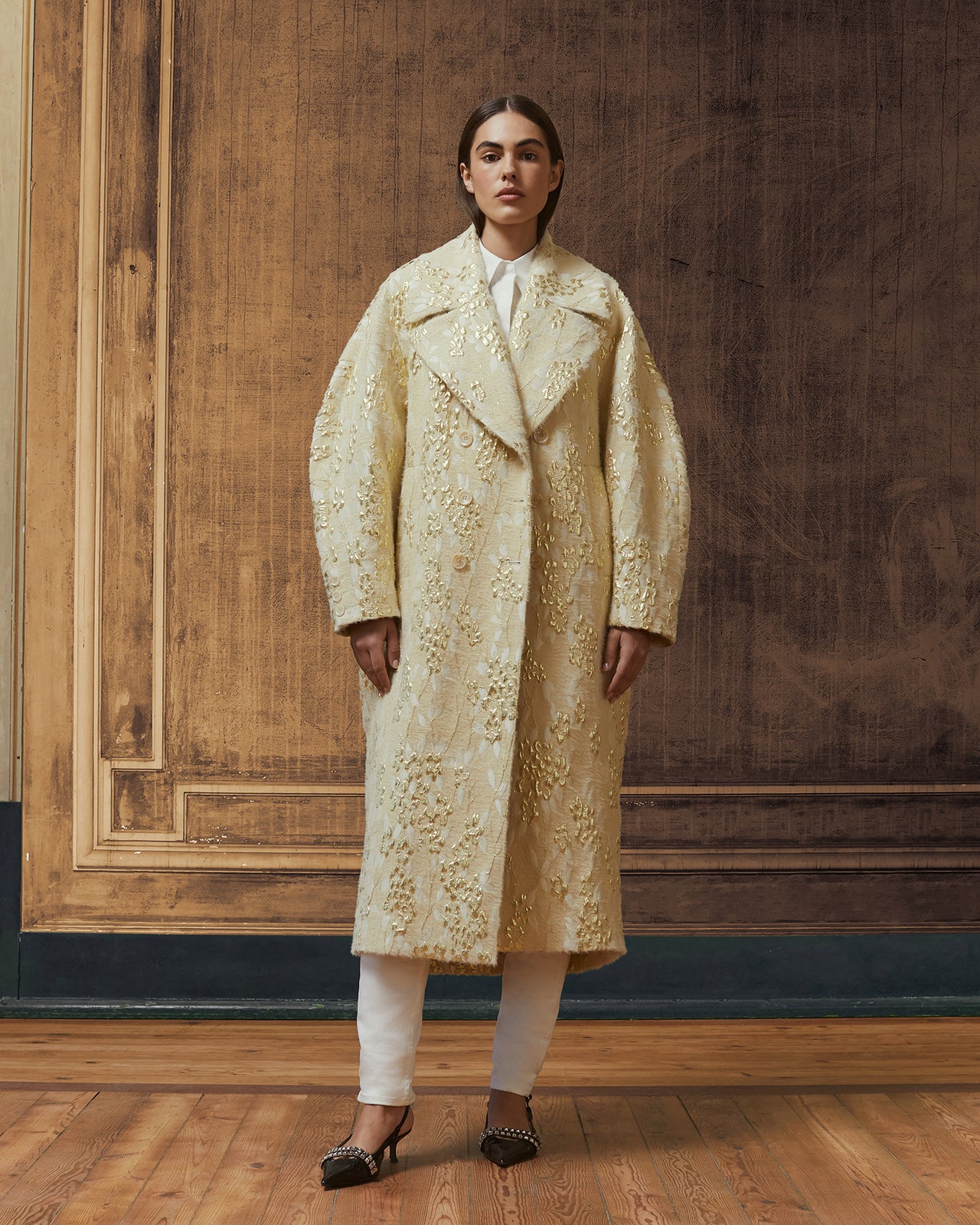 Manteau Royal - Ecru : Long manteau écru en jacquard avec dessin lurex doré Mes Demoiselles - Image 4