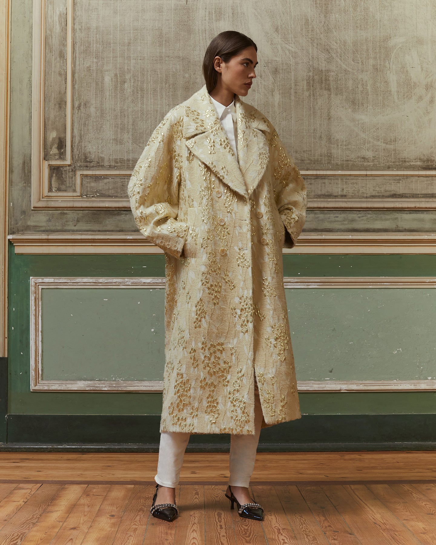 Manteau Royal - Ecru : Long manteau écru en jacquard avec dessin lurex doré Mes Demoiselles