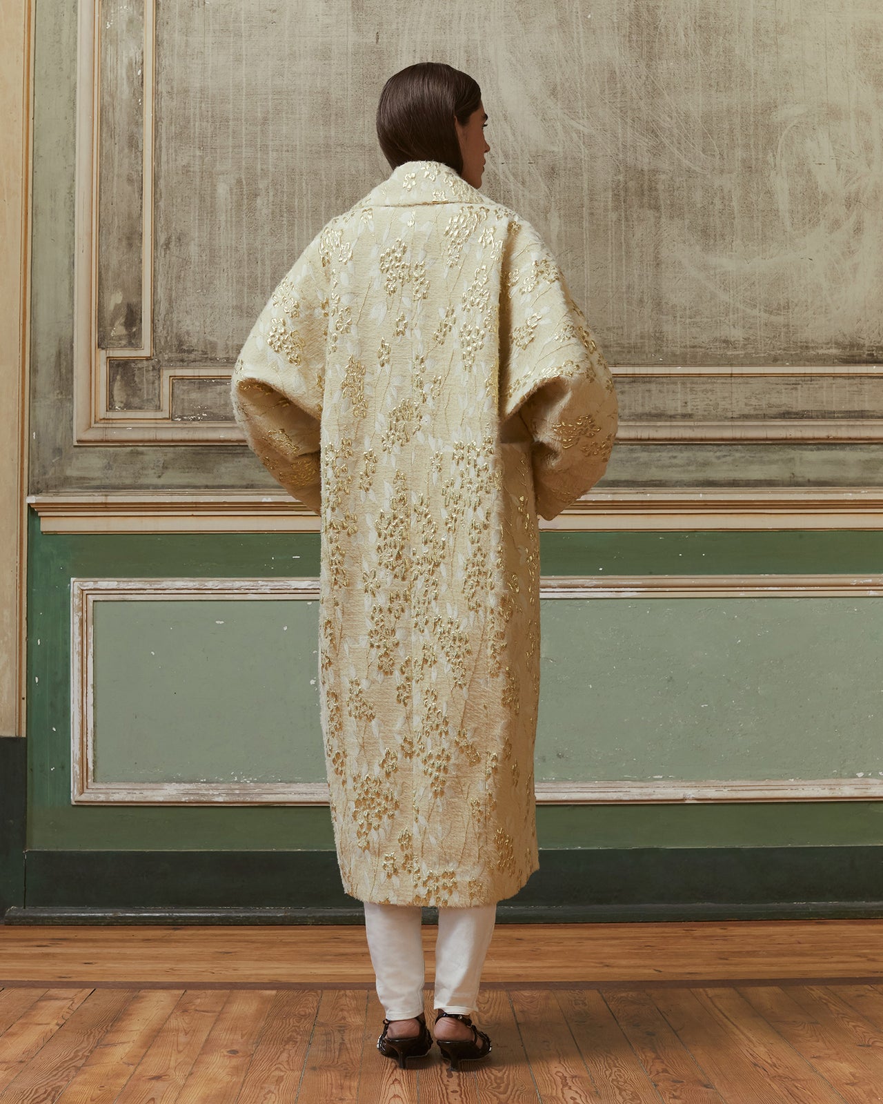 Manteau Royal - Ecru : Long manteau écru en jacquard avec dessin lurex doré Mes Demoiselles - Image 6