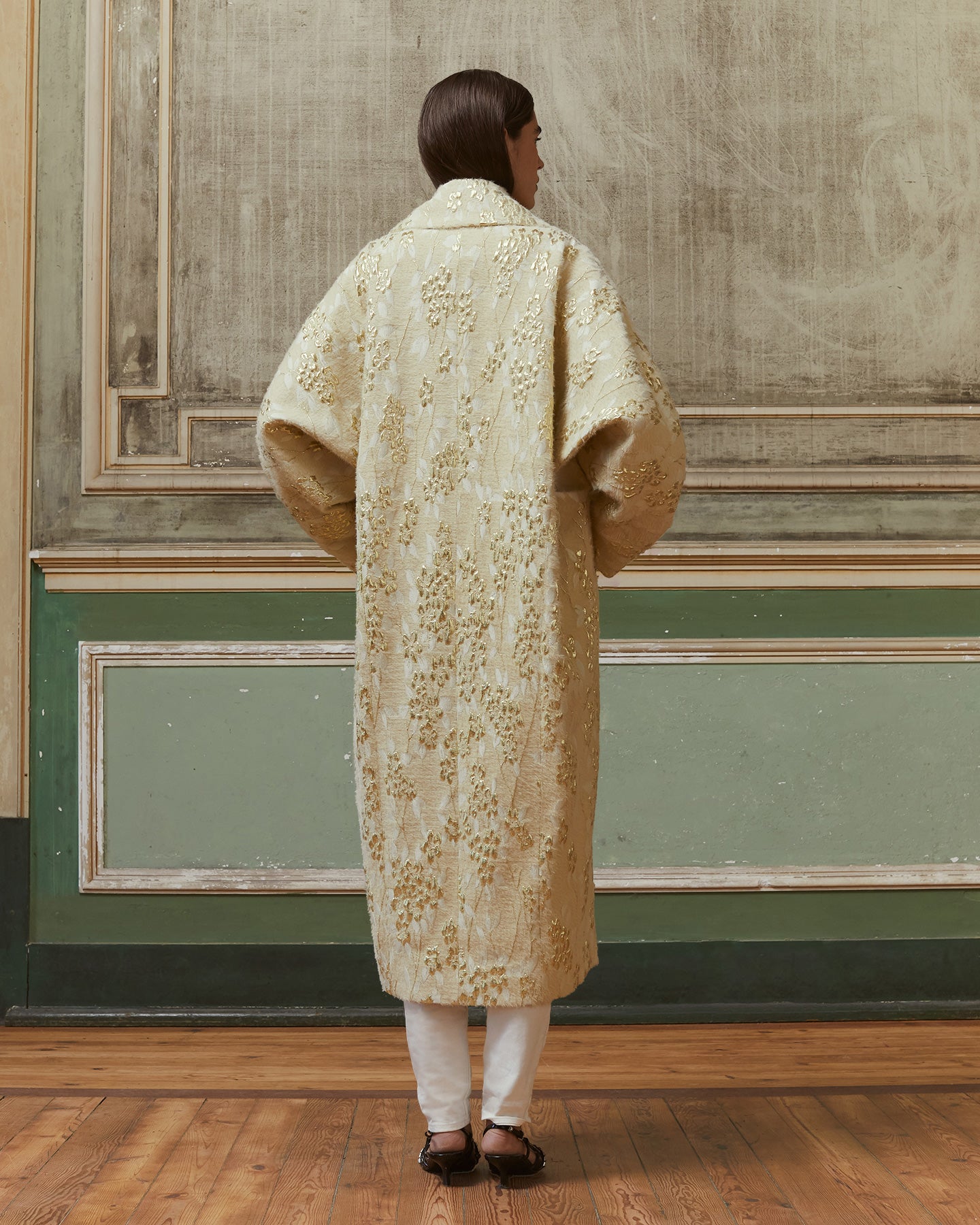 Manteau Royal - Ecru : Long manteau écru en jacquard avec dessin lurex doré Mes Demoiselles