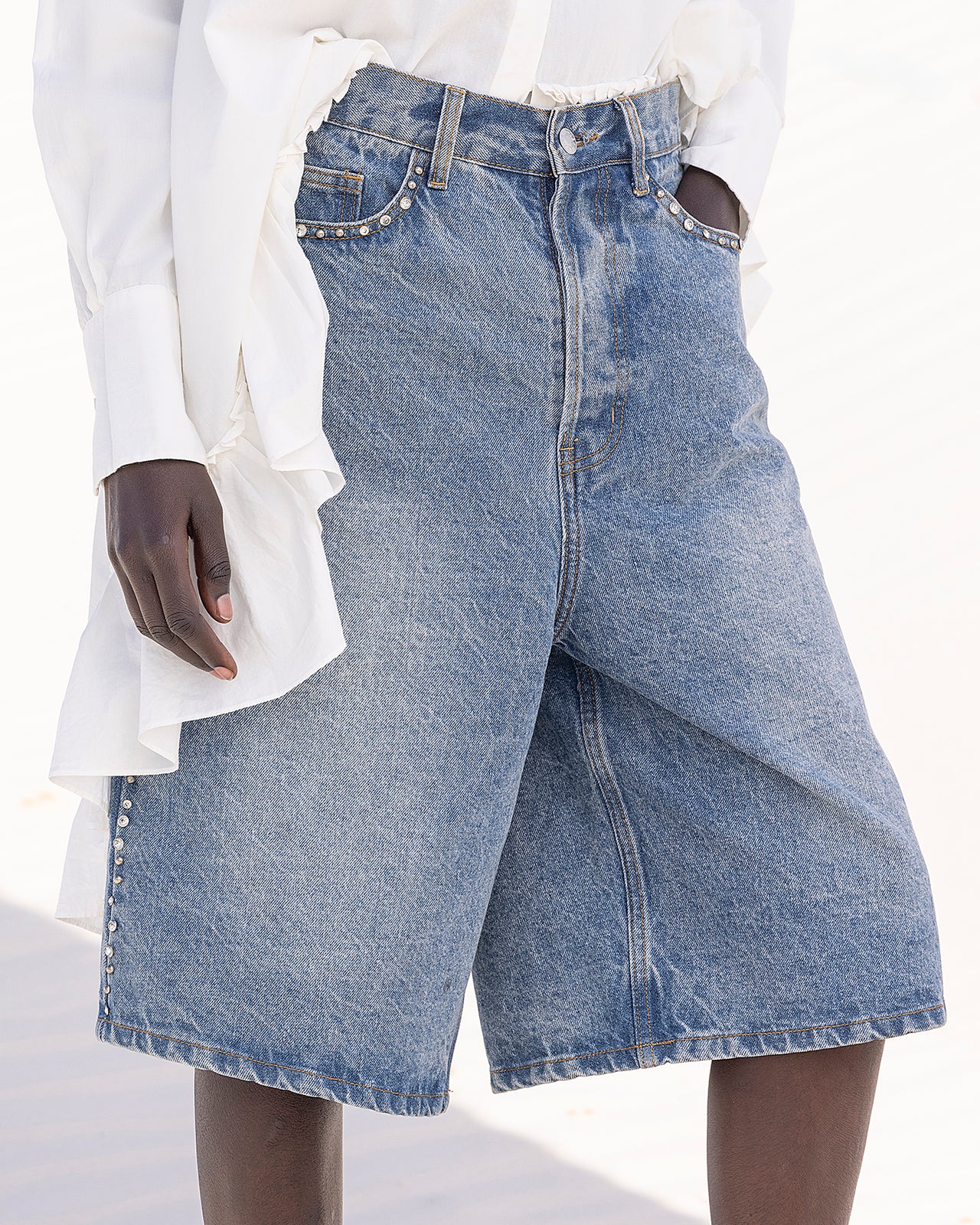 Bermuda long en denim bleu et pièces argentés - Jupes & shorts Mes Demoiselles - Image 3