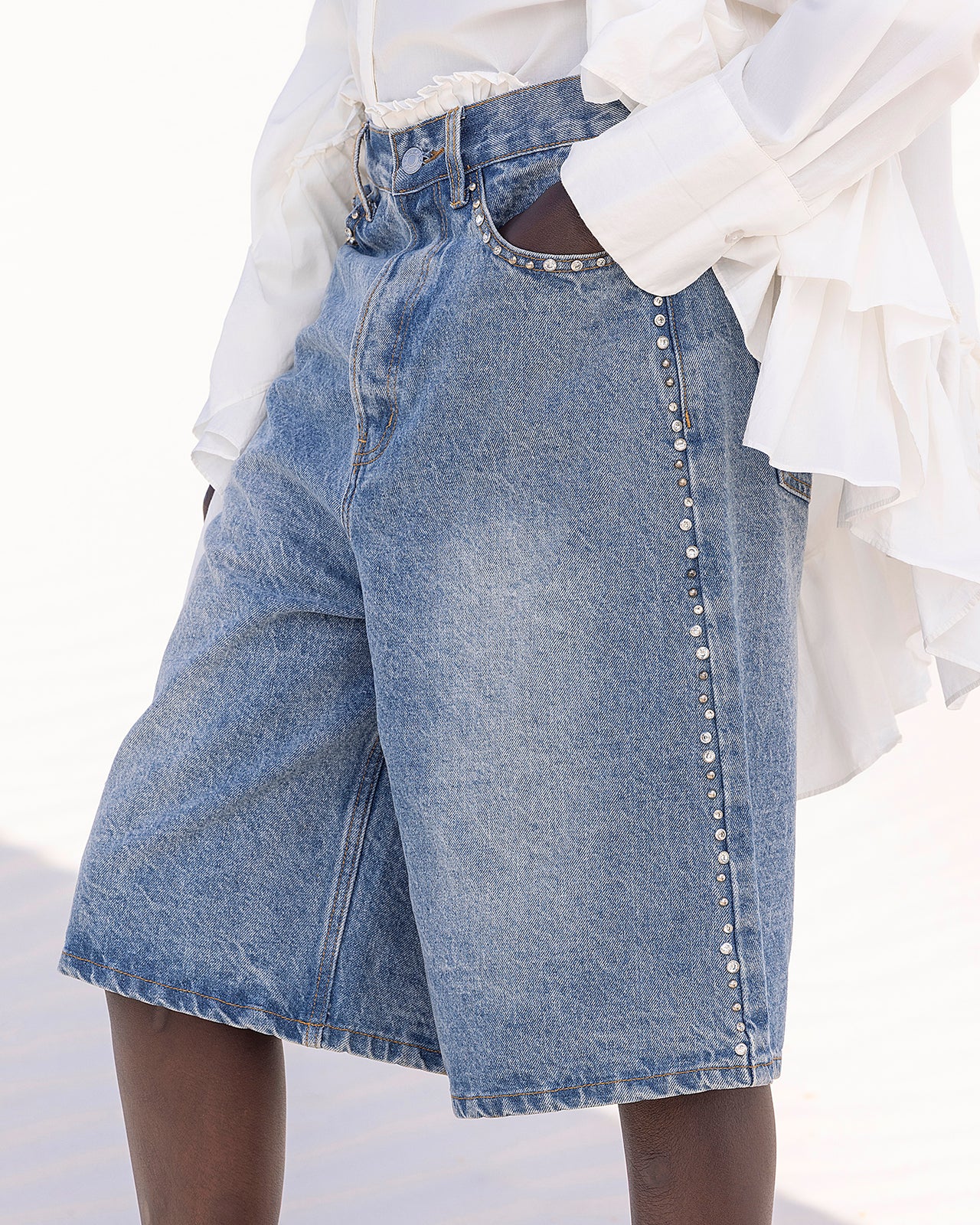 Bermuda Muffin - Bleu : Bermuda long en denim bleu et pièces argentés Mes Demoiselles - Image 4