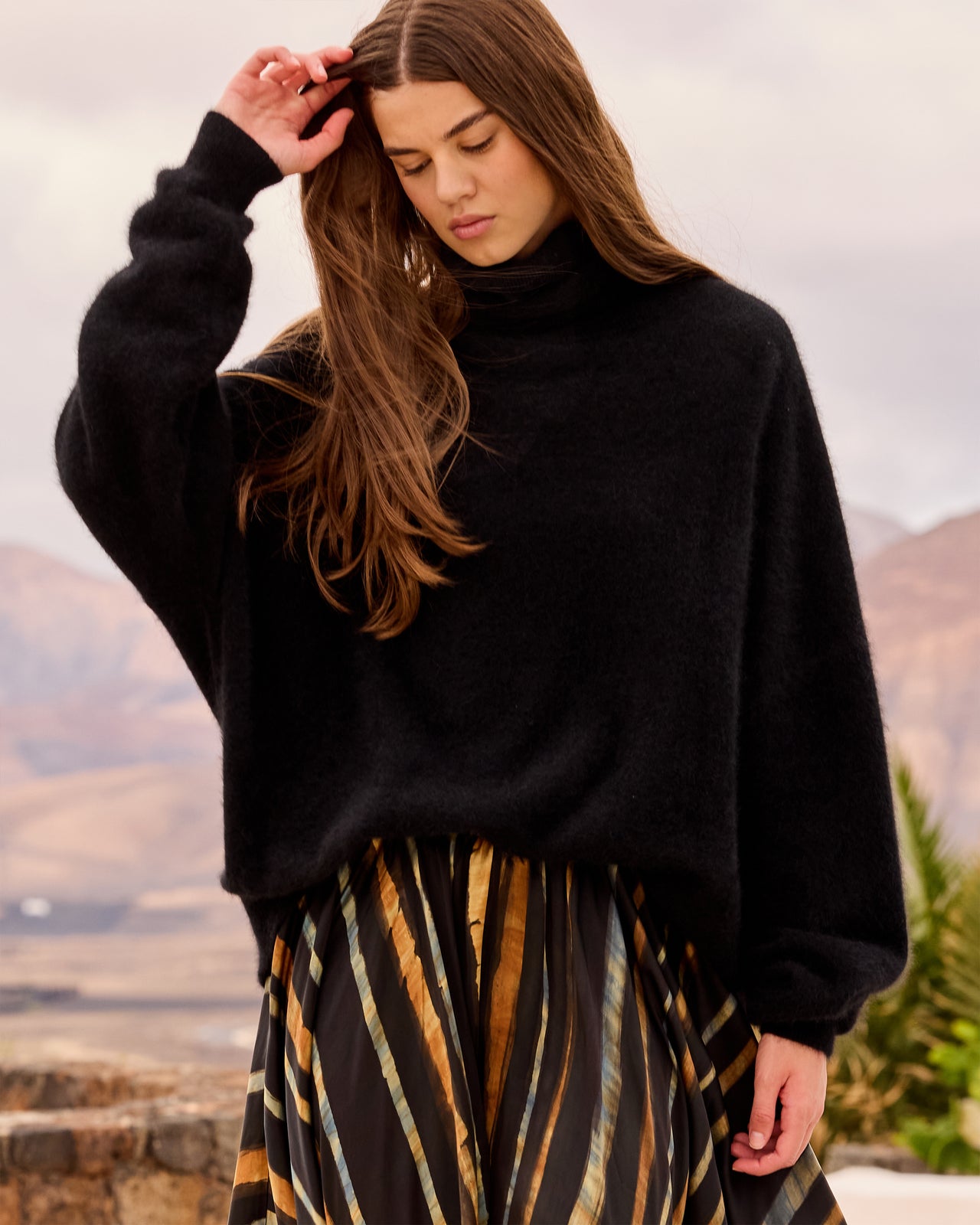 Pull Smaya - Noir : Pull col roulé oversize en laine de raccoon mélangé – Noir Mes Demoiselles - Image 4