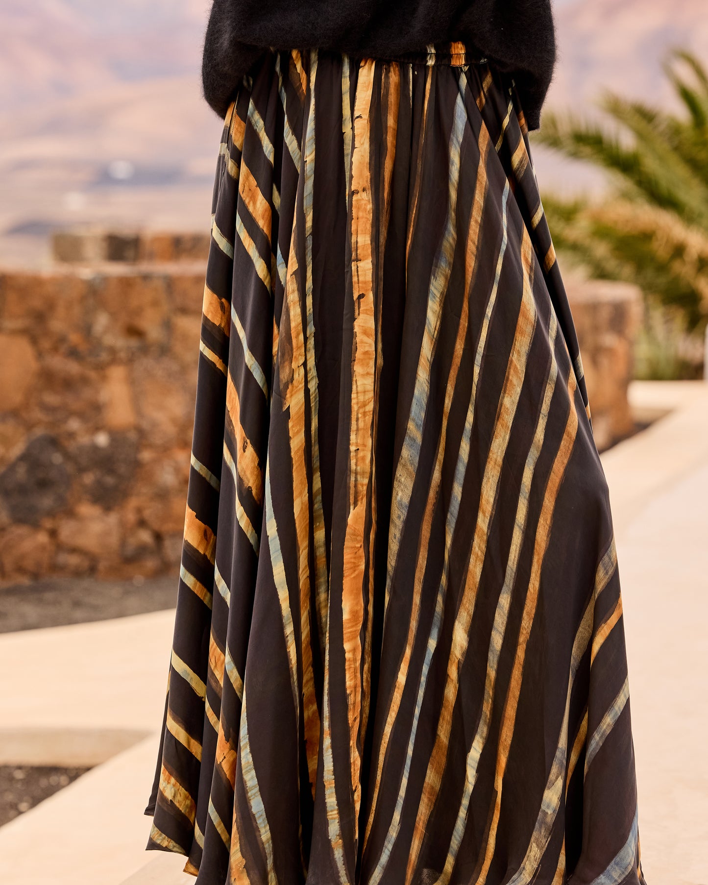 Jupe à godets en viscose satinée tie & dye – Bleu, Noir et ocre - Jupes & shorts Mes Demoiselles