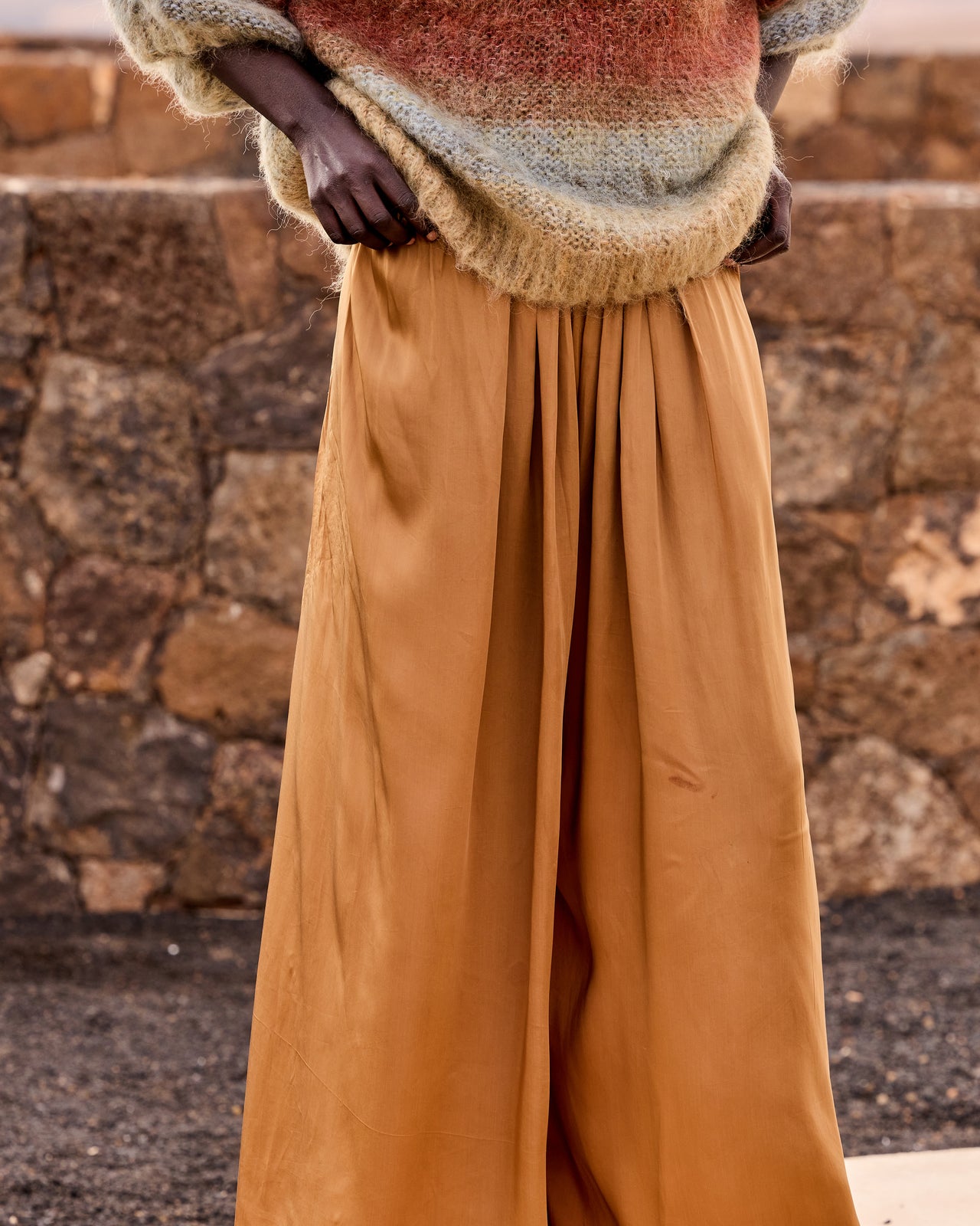 Pantalon Coucou - Caramel : Pantalon large en viscose satinée – Caramel Mes Demoiselles - Image 5