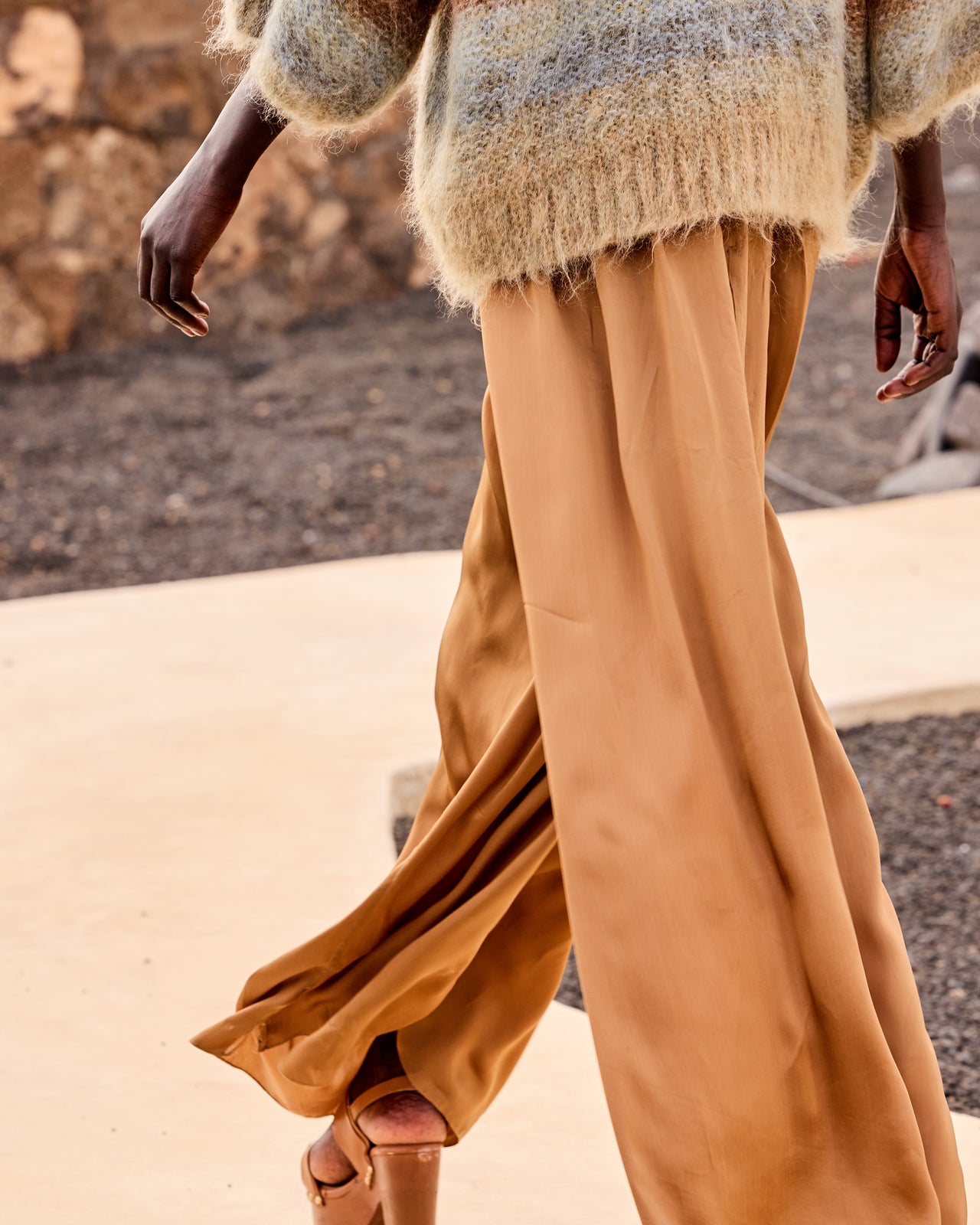 Pantalon Coucou - Caramel : Pantalon large en viscose satinée – Caramel Mes Demoiselles - Image 6