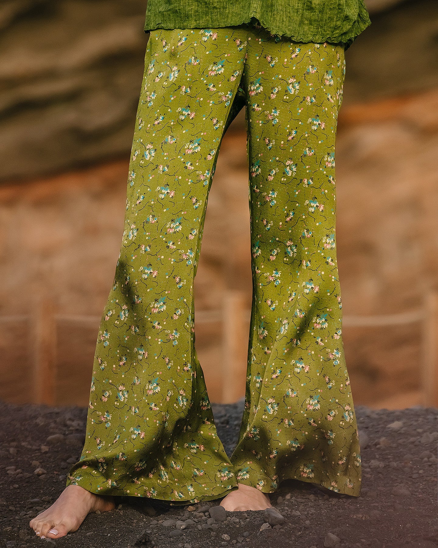 Pantalon Gan - Vert : Pantalon coupe légèrement flare, imprimé floral, taille élastiquée Mes Demoiselles