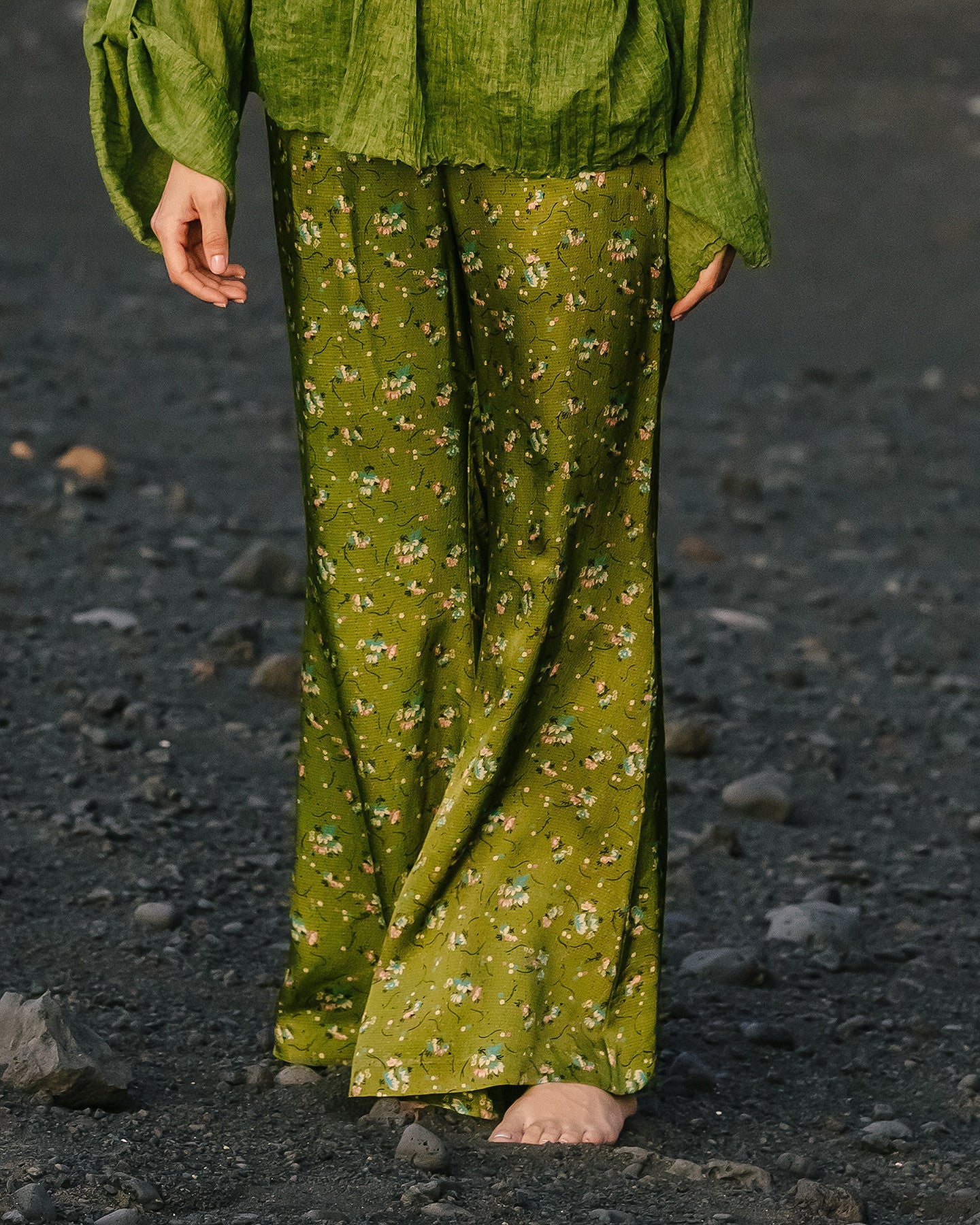 Pantalon Gan - Vert : Pantalon coupe légèrement flare, imprimé floral, taille élastiquée Mes Demoiselles