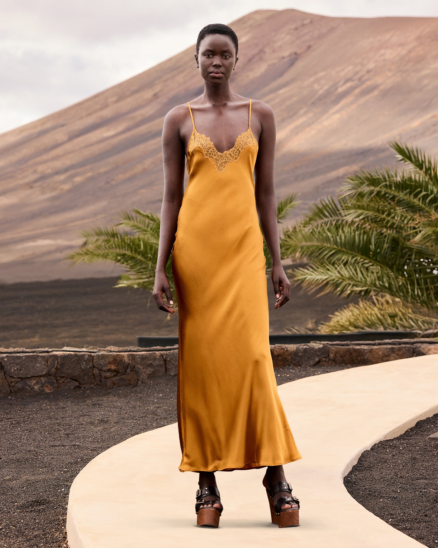 Robe Bruma - Ocre : Robe longue en soie et dentelle – Ocre Mes Demoiselles