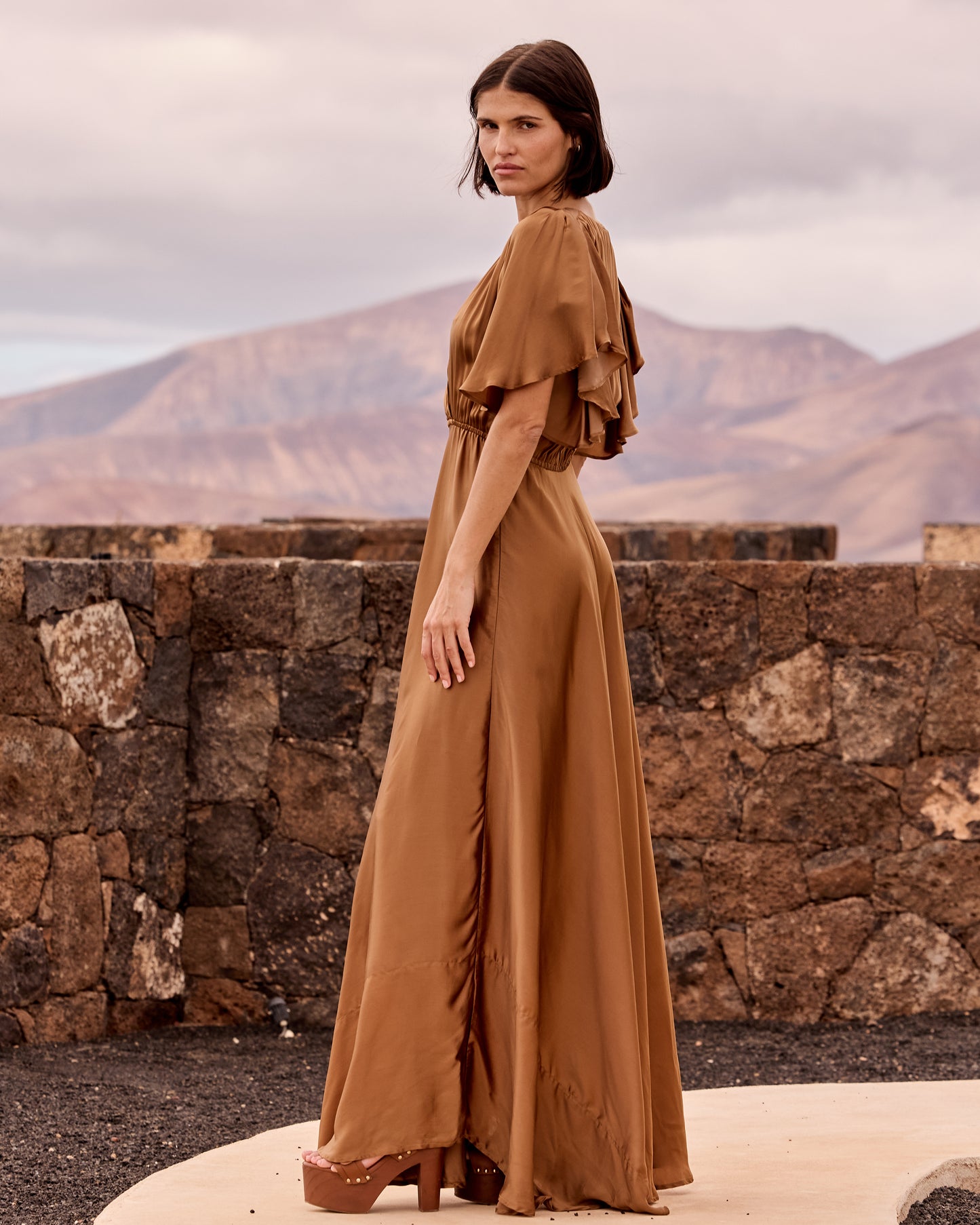 Robe longue fluide en satin – Caramel - Robes Mes Demoiselles