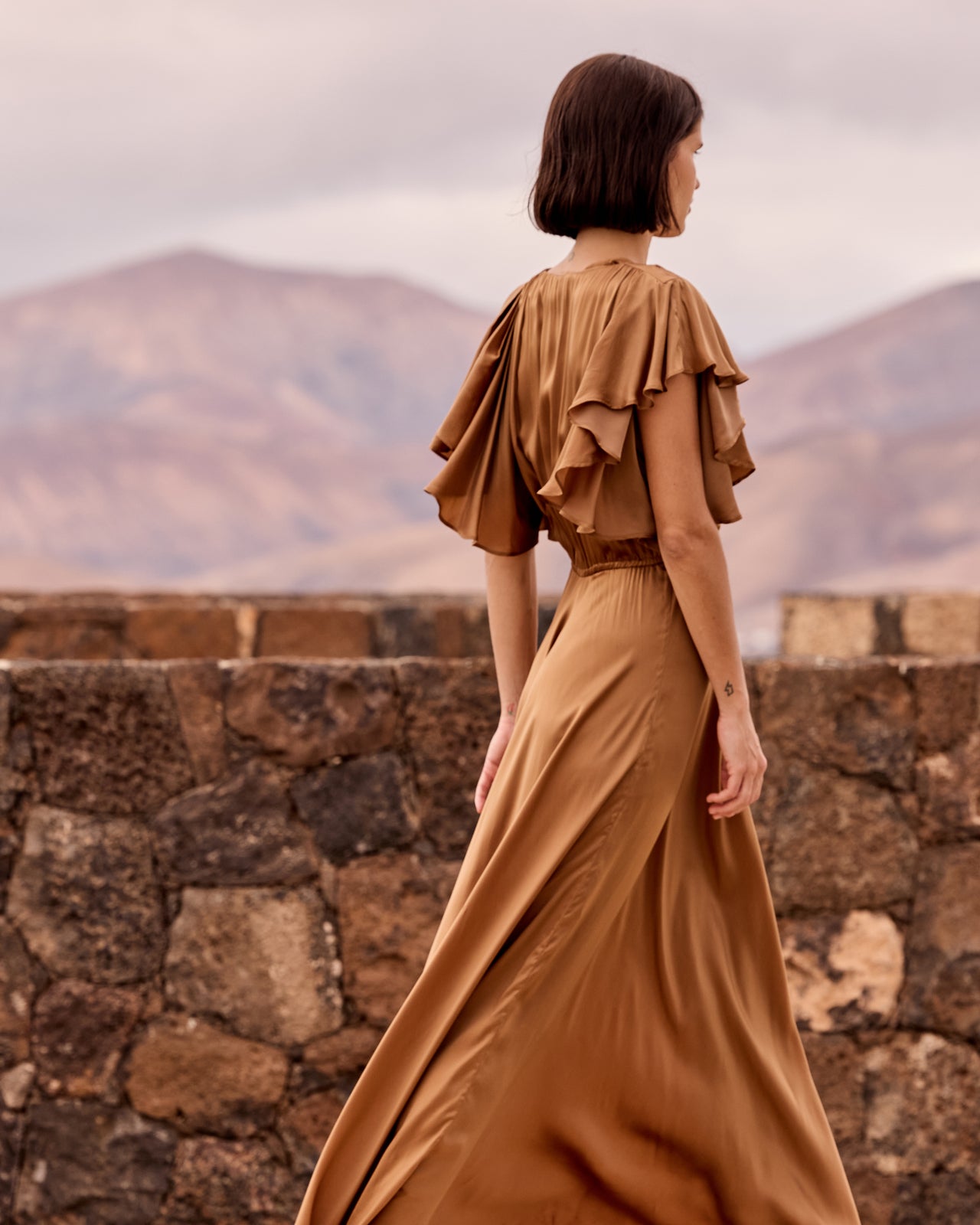 Robe Cascais - Caramel : Robe longue fluide en satin – Caramel Mes Demoiselles - Image 5