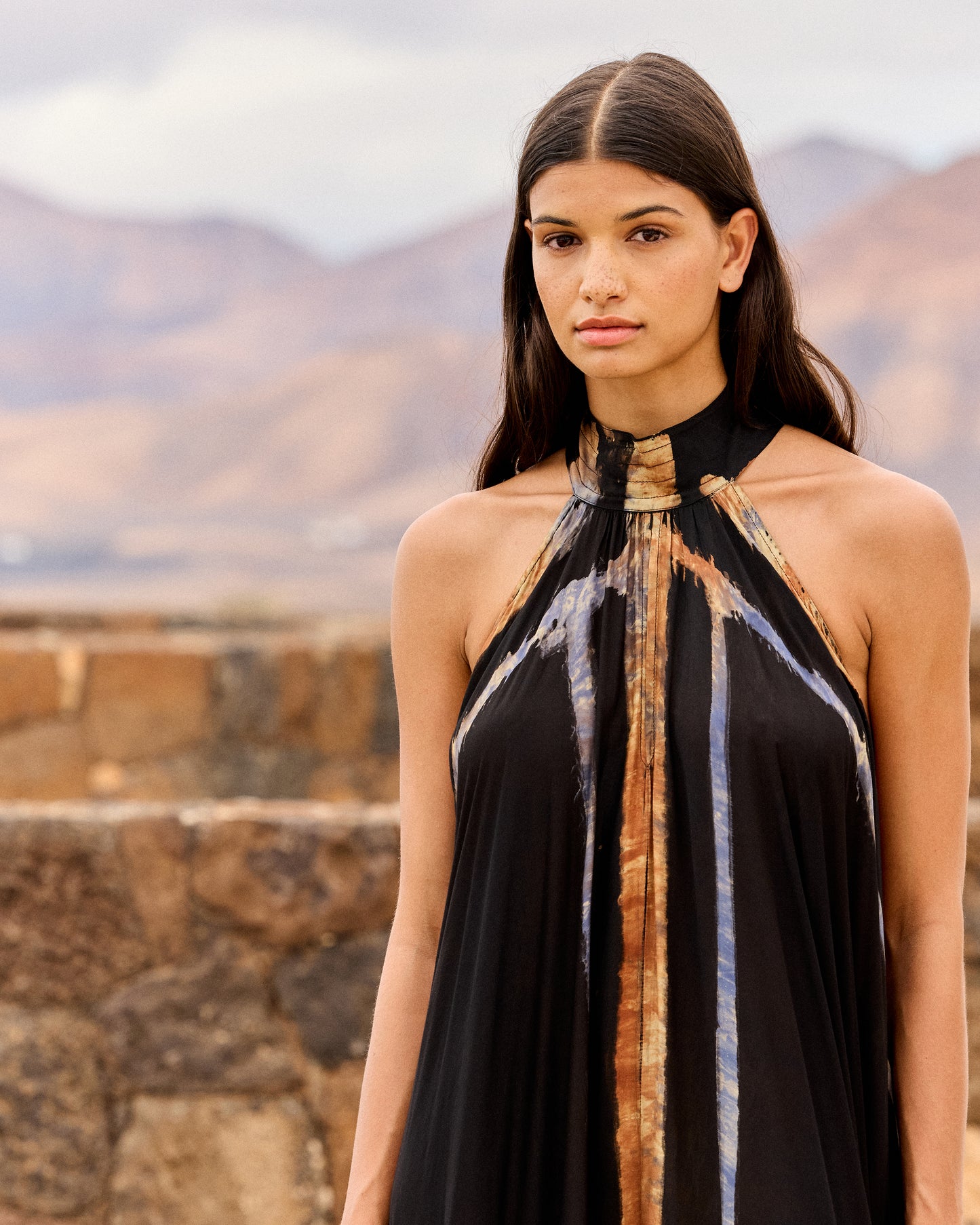 Robe Lala - Ocre : Robe trapèze tie & dye à la main – Noir, bleu et ocre Mes Demoiselles